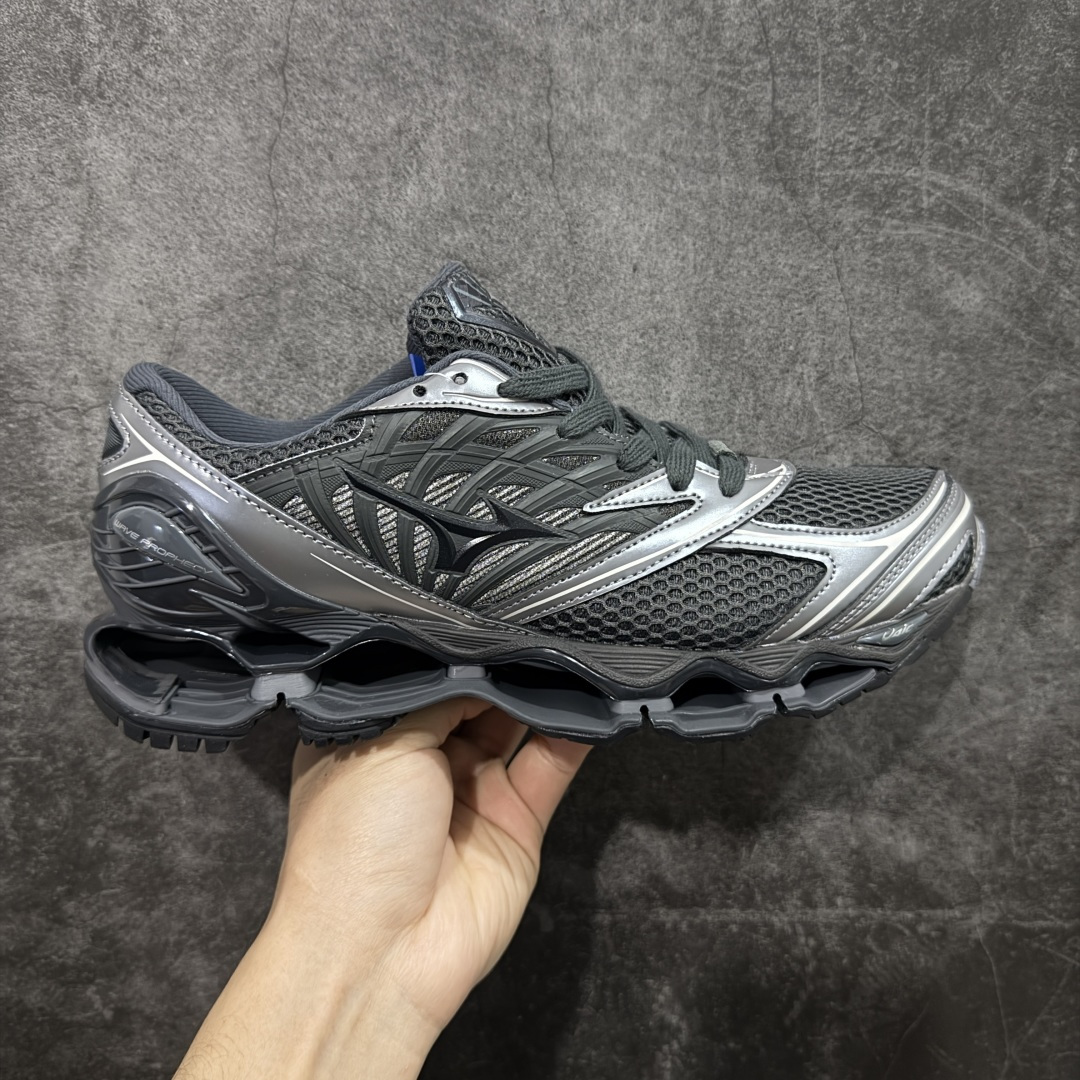 【纯原版】Mizuno 美津侬 WAVE PROPHECY 14S 复古时尚休闲舒适运动跑步鞋 美津浓WAVE机械缓震 可以说是机械缓震跑鞋科技的翘楚有着非凡的适应性,有着充分而持久的缓震能力和轻量化设计,是一双可以陪伴我们日常训练甚至是半马比赛的跑鞋,无论是“跑步初哥”还是“精英老鸟”,只要不是比较夸张的大体重人群,都可以穿着WAVE RIDER 来跑步。如果你不知道跑步穿什么鞋,不知道给别人推荐什么鞋,那么选“美津浓 ” 尺码:36-45-选品中心