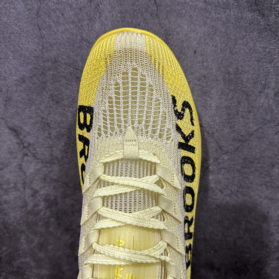 图片[5]-【公司级】布鲁克斯（BROOKS）Hyperion Elite龙卷风5竞速跑鞋男女马拉松运动 荧光粉橘/雾水蓝 布鲁克斯（Brooks）Hyperion Elite 5（常被称为“龙卷风5”）是品牌旗下的顶级竞速跑鞋，专为马拉松等高速跑步场景设计。中底与推进系统‌：采用全掌DNA GOLD中底材料，这是一种100% PEBA发泡的泡棉，通过氮气注入工艺实现超轻量和高回弹特性。搭配SpeedVault+碳纤维板，后者通过3D打印镂空结构和差异化刚性调校，提供强劲的推进力，同时保持灵活性。‌‌鞋面与包裹‌：TPU赛级复合针织鞋面结合无港宝设计，提升透气性和微弹性贴合感。鞋舌采用锁定式编织系统，减少脚背压迫，但高速过弯时包裹需精准选码（建议参考钉鞋标准小半码）。‌ 尺码： 36-45含半码 编码： AHB260270-选品中心