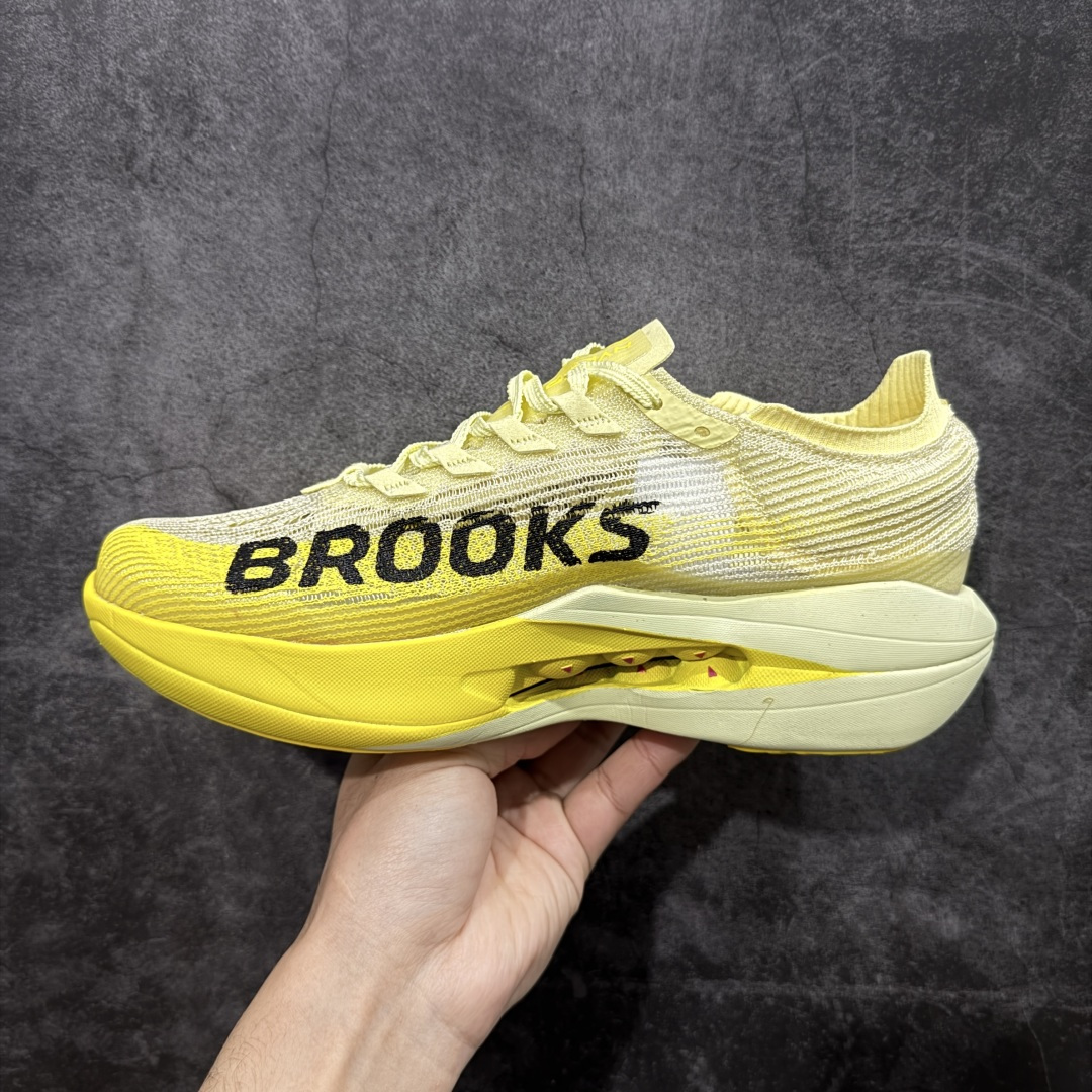 图片[2]-【公司级】布鲁克斯（BROOKS）Hyperion Elite龙卷风5竞速跑鞋男女马拉松运动 荧光粉橘/雾水蓝 布鲁克斯（Brooks）Hyperion Elite 5（常被称为“龙卷风5”）是品牌旗下的顶级竞速跑鞋，专为马拉松等高速跑步场景设计。中底与推进系统‌：采用全掌DNA GOLD中底材料，这是一种100% PEBA发泡的泡棉，通过氮气注入工艺实现超轻量和高回弹特性。搭配SpeedVault+碳纤维板，后者通过3D打印镂空结构和差异化刚性调校，提供强劲的推进力，同时保持灵活性。‌‌鞋面与包裹‌：TPU赛级复合针织鞋面结合无港宝设计，提升透气性和微弹性贴合感。鞋舌采用锁定式编织系统，减少脚背压迫，但高速过弯时包裹需精准选码（建议参考钉鞋标准小半码）。‌ 尺码： 36-45含半码 编码： AHB260270-选品中心