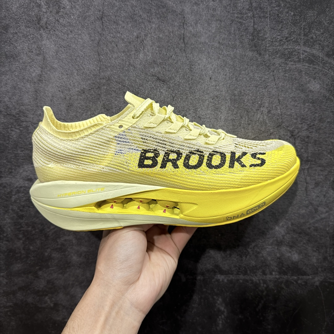 【公司级】布鲁克斯(BROOKS)Hyperion Elite龙卷风5竞速跑鞋男女马拉松运动 荧光粉橘/雾水蓝 布鲁克斯(Brooks)Hyperion Elite 5(常被称为“龙卷风5”)是品牌旗下的顶级竞速跑鞋,专为马拉松等高速跑步场景设计。中底与推进系统:采用全掌DNA GOLD中底材料,这是一种100% PEBA发泡的泡棉,通过氮气注入工艺实现超轻量和高回弹特性。搭配SpeedVault+碳纤维板,后者通过3D打印镂空结构和差异化刚性调校,提供强劲的推进力,同时保持灵活性。鞋面与包裹:TPU赛级复合针织鞋面结合无港宝设计,提升透气性和微弹性贴合感。鞋舌采用锁定式编织系统,减少脚背压迫,但高速过弯时包裹需精准选码(建议参考钉鞋标准小半码)。 尺码: 36-45含半码 编码: AHB260270-选品中心