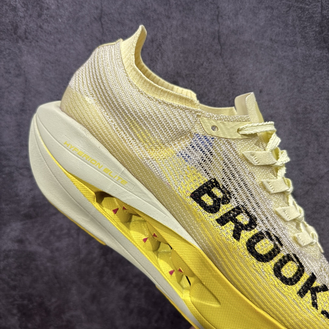 图片[7]-【公司级】布鲁克斯（BROOKS）Hyperion Elite龙卷风5竞速跑鞋男女马拉松运动 荧光粉橘/雾水蓝 布鲁克斯（Brooks）Hyperion Elite 5（常被称为“龙卷风5”）是品牌旗下的顶级竞速跑鞋，专为马拉松等高速跑步场景设计。中底与推进系统‌：采用全掌DNA GOLD中底材料，这是一种100% PEBA发泡的泡棉，通过氮气注入工艺实现超轻量和高回弹特性。搭配SpeedVault+碳纤维板，后者通过3D打印镂空结构和差异化刚性调校，提供强劲的推进力，同时保持灵活性。‌‌鞋面与包裹‌：TPU赛级复合针织鞋面结合无港宝设计，提升透气性和微弹性贴合感。鞋舌采用锁定式编织系统，减少脚背压迫，但高速过弯时包裹需精准选码（建议参考钉鞋标准小半码）。‌ 尺码： 36-45含半码 编码： AHB260270-选品中心