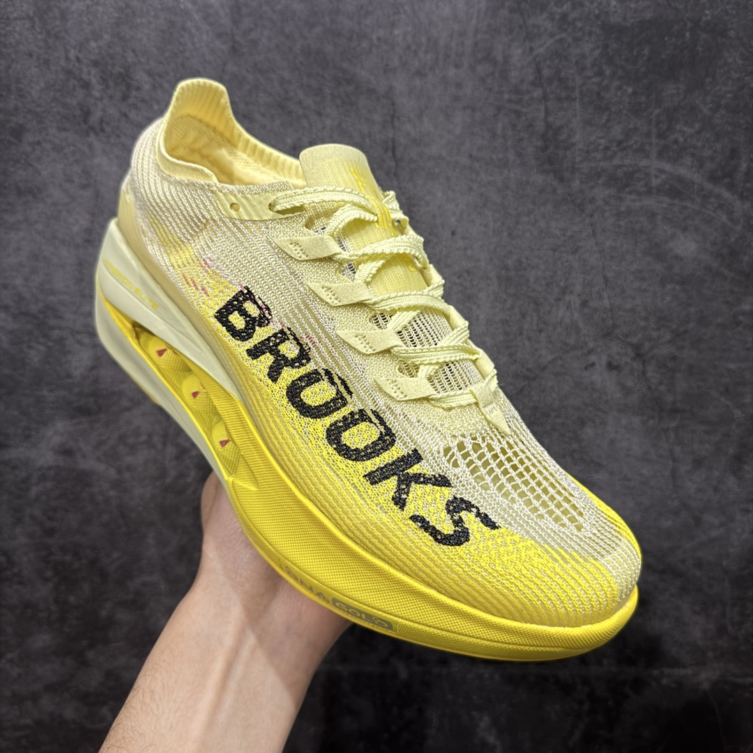 图片[3]-【公司级】布鲁克斯（BROOKS）Hyperion Elite龙卷风5竞速跑鞋男女马拉松运动 荧光粉橘/雾水蓝 布鲁克斯（Brooks）Hyperion Elite 5（常被称为“龙卷风5”）是品牌旗下的顶级竞速跑鞋，专为马拉松等高速跑步场景设计。中底与推进系统‌：采用全掌DNA GOLD中底材料，这是一种100% PEBA发泡的泡棉，通过氮气注入工艺实现超轻量和高回弹特性。搭配SpeedVault+碳纤维板，后者通过3D打印镂空结构和差异化刚性调校，提供强劲的推进力，同时保持灵活性。‌‌鞋面与包裹‌：TPU赛级复合针织鞋面结合无港宝设计，提升透气性和微弹性贴合感。鞋舌采用锁定式编织系统，减少脚背压迫，但高速过弯时包裹需精准选码（建议参考钉鞋标准小半码）。‌ 尺码： 36-45含半码 编码： AHB260270-选品中心