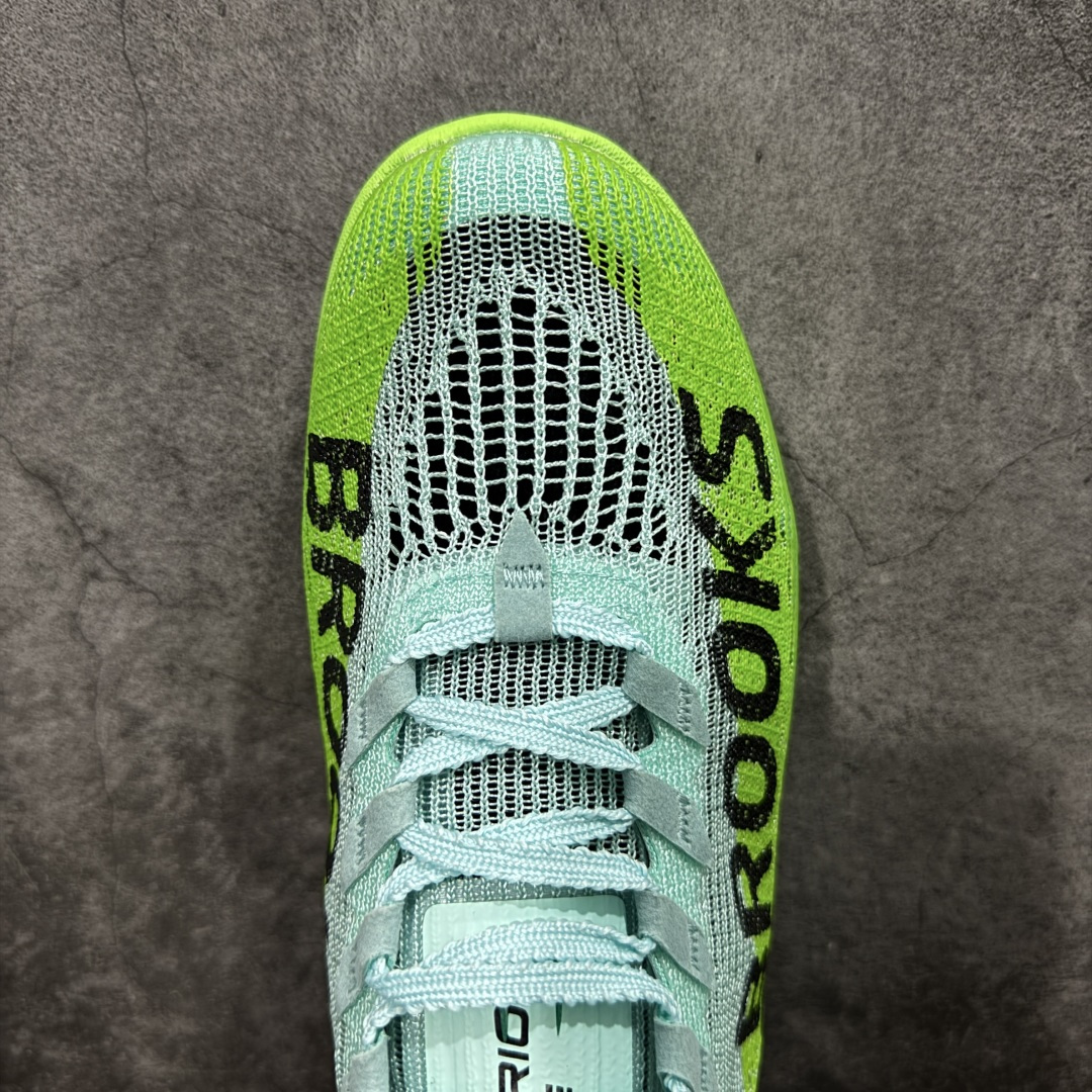 图片[5]-【公司级】布鲁克斯（BROOKS）Hyperion Elite龙卷风5竞速跑鞋男女马拉松运动 荧光粉橘/雾水蓝 布鲁克斯（Brooks）Hyperion Elite 5（常被称为“龙卷风5”）是品牌旗下的顶级竞速跑鞋，专为马拉松等高速跑步场景设计。中底与推进系统‌：采用全掌DNA GOLD中底材料，这是一种100% PEBA发泡的泡棉，通过氮气注入工艺实现超轻量和高回弹特性。搭配SpeedVault+碳纤维板，后者通过3D打印镂空结构和差异化刚性调校，提供强劲的推进力，同时保持灵活性。‌‌鞋面与包裹‌：TPU赛级复合针织鞋面结合无港宝设计，提升透气性和微弹性贴合感。鞋舌采用锁定式编织系统，减少脚背压迫，但高速过弯时包裹需精准选码（建议参考钉鞋标准小半码）。‌ 尺码： 36-45含半码 编码： AHB260270-选品中心