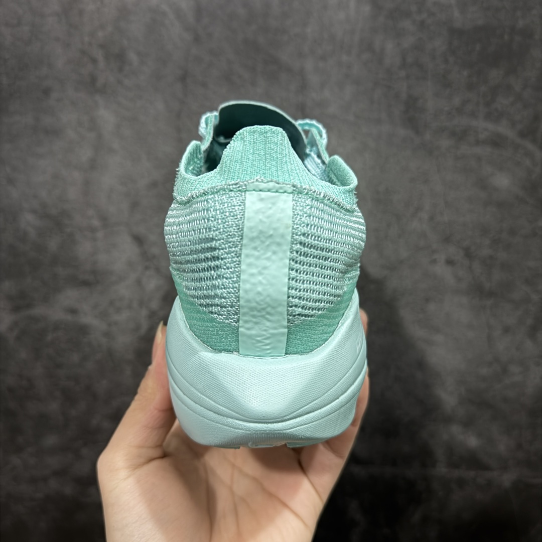 图片[4]-【公司级】布鲁克斯（BROOKS）Hyperion Elite龙卷风5竞速跑鞋男女马拉松运动 荧光粉橘/雾水蓝 布鲁克斯（Brooks）Hyperion Elite 5（常被称为“龙卷风5”）是品牌旗下的顶级竞速跑鞋，专为马拉松等高速跑步场景设计。中底与推进系统‌：采用全掌DNA GOLD中底材料，这是一种100% PEBA发泡的泡棉，通过氮气注入工艺实现超轻量和高回弹特性。搭配SpeedVault+碳纤维板，后者通过3D打印镂空结构和差异化刚性调校，提供强劲的推进力，同时保持灵活性。‌‌鞋面与包裹‌：TPU赛级复合针织鞋面结合无港宝设计，提升透气性和微弹性贴合感。鞋舌采用锁定式编织系统，减少脚背压迫，但高速过弯时包裹需精准选码（建议参考钉鞋标准小半码）。‌ 尺码： 36-45含半码 编码： AHB260270-选品中心