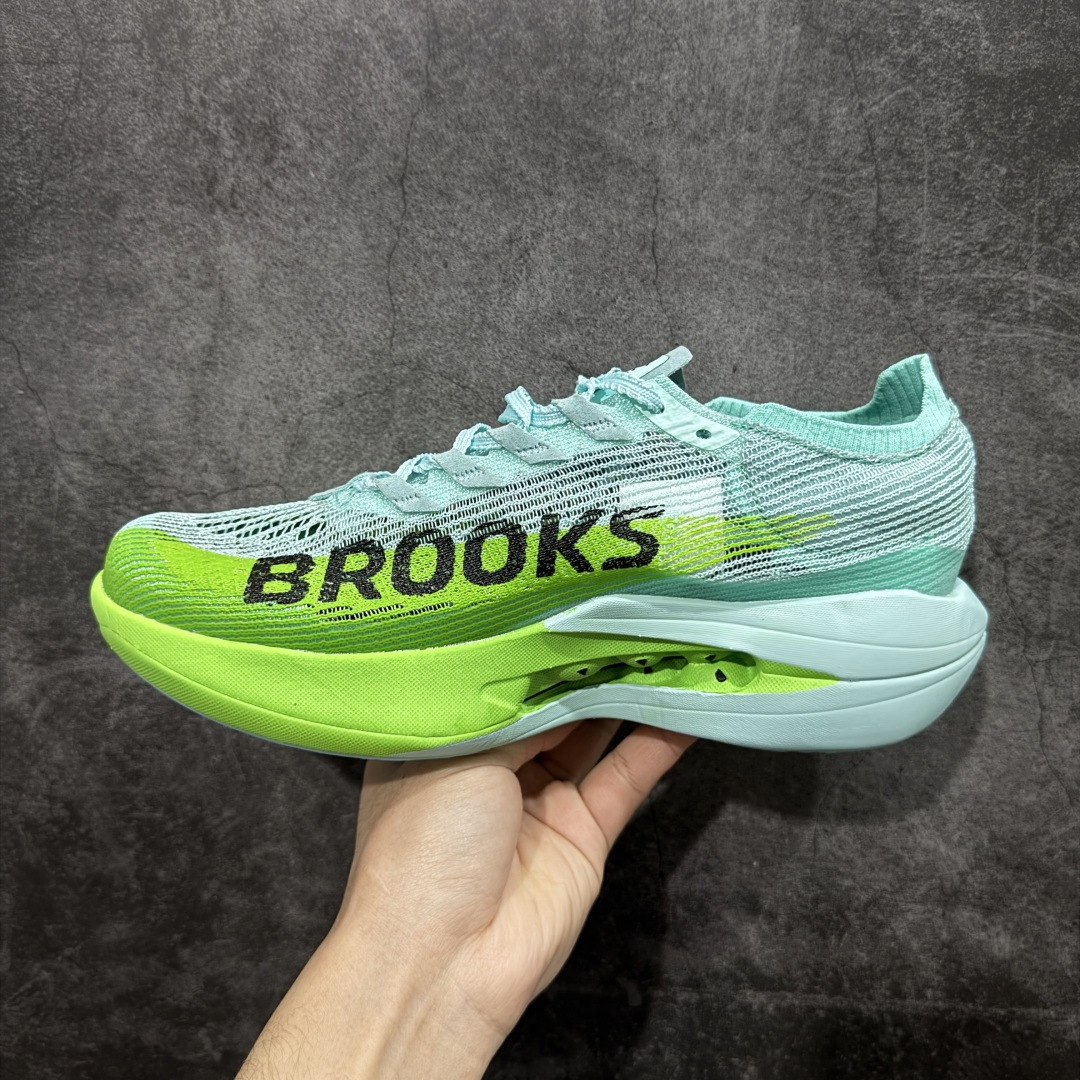 图片[2]-【公司级】布鲁克斯（BROOKS）Hyperion Elite龙卷风5竞速跑鞋男女马拉松运动 荧光粉橘/雾水蓝 布鲁克斯（Brooks）Hyperion Elite 5（常被称为“龙卷风5”）是品牌旗下的顶级竞速跑鞋，专为马拉松等高速跑步场景设计。中底与推进系统‌：采用全掌DNA GOLD中底材料，这是一种100% PEBA发泡的泡棉，通过氮气注入工艺实现超轻量和高回弹特性。搭配SpeedVault+碳纤维板，后者通过3D打印镂空结构和差异化刚性调校，提供强劲的推进力，同时保持灵活性。‌‌鞋面与包裹‌：TPU赛级复合针织鞋面结合无港宝设计，提升透气性和微弹性贴合感。鞋舌采用锁定式编织系统，减少脚背压迫，但高速过弯时包裹需精准选码（建议参考钉鞋标准小半码）。‌ 尺码： 36-45含半码 编码： AHB260270-选品中心