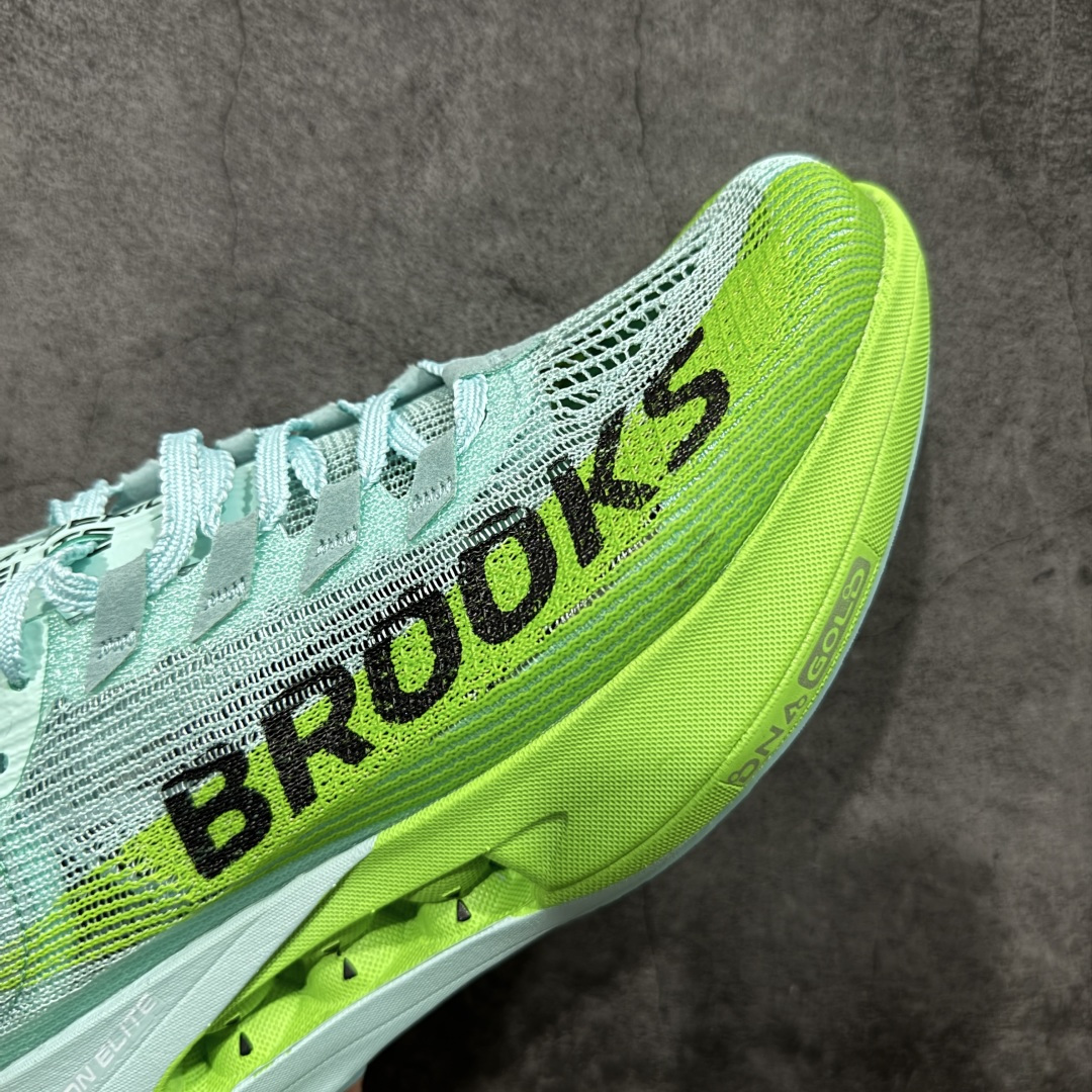 图片[6]-【公司级】布鲁克斯（BROOKS）Hyperion Elite龙卷风5竞速跑鞋男女马拉松运动 荧光粉橘/雾水蓝 布鲁克斯（Brooks）Hyperion Elite 5（常被称为“龙卷风5”）是品牌旗下的顶级竞速跑鞋，专为马拉松等高速跑步场景设计。中底与推进系统‌：采用全掌DNA GOLD中底材料，这是一种100% PEBA发泡的泡棉，通过氮气注入工艺实现超轻量和高回弹特性。搭配SpeedVault+碳纤维板，后者通过3D打印镂空结构和差异化刚性调校，提供强劲的推进力，同时保持灵活性。‌‌鞋面与包裹‌：TPU赛级复合针织鞋面结合无港宝设计，提升透气性和微弹性贴合感。鞋舌采用锁定式编织系统，减少脚背压迫，但高速过弯时包裹需精准选码（建议参考钉鞋标准小半码）。‌ 尺码： 36-45含半码 编码： AHB260270-选品中心