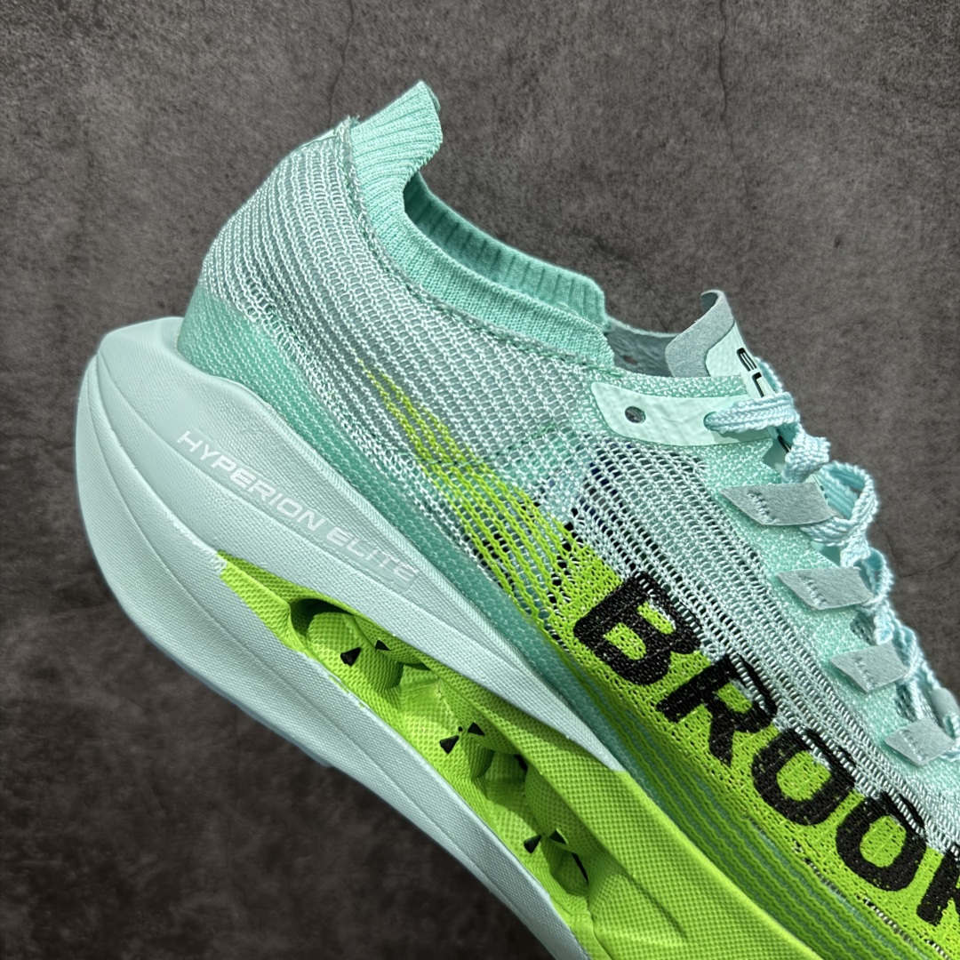 图片[7]-【公司级】布鲁克斯（BROOKS）Hyperion Elite龙卷风5竞速跑鞋男女马拉松运动 荧光粉橘/雾水蓝 布鲁克斯（Brooks）Hyperion Elite 5（常被称为“龙卷风5”）是品牌旗下的顶级竞速跑鞋，专为马拉松等高速跑步场景设计。中底与推进系统‌：采用全掌DNA GOLD中底材料，这是一种100% PEBA发泡的泡棉，通过氮气注入工艺实现超轻量和高回弹特性。搭配SpeedVault+碳纤维板，后者通过3D打印镂空结构和差异化刚性调校，提供强劲的推进力，同时保持灵活性。‌‌鞋面与包裹‌：TPU赛级复合针织鞋面结合无港宝设计，提升透气性和微弹性贴合感。鞋舌采用锁定式编织系统，减少脚背压迫，但高速过弯时包裹需精准选码（建议参考钉鞋标准小半码）。‌ 尺码： 36-45含半码 编码： AHB260270-选品中心