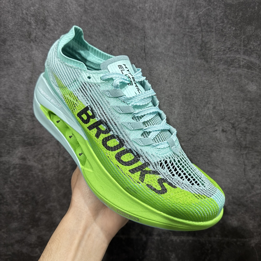 图片[3]-【公司级】布鲁克斯（BROOKS）Hyperion Elite龙卷风5竞速跑鞋男女马拉松运动 荧光粉橘/雾水蓝 布鲁克斯（Brooks）Hyperion Elite 5（常被称为“龙卷风5”）是品牌旗下的顶级竞速跑鞋，专为马拉松等高速跑步场景设计。中底与推进系统‌：采用全掌DNA GOLD中底材料，这是一种100% PEBA发泡的泡棉，通过氮气注入工艺实现超轻量和高回弹特性。搭配SpeedVault+碳纤维板，后者通过3D打印镂空结构和差异化刚性调校，提供强劲的推进力，同时保持灵活性。‌‌鞋面与包裹‌：TPU赛级复合针织鞋面结合无港宝设计，提升透气性和微弹性贴合感。鞋舌采用锁定式编织系统，减少脚背压迫，但高速过弯时包裹需精准选码（建议参考钉鞋标准小半码）。‌ 尺码： 36-45含半码 编码： AHB260270-选品中心