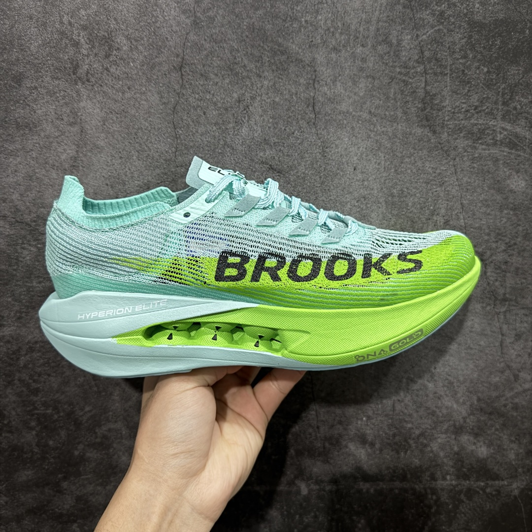【公司级】布鲁克斯(BROOKS)Hyperion Elite龙卷风5竞速跑鞋男女马拉松运动 荧光粉橘/雾水蓝 布鲁克斯(Brooks)Hyperion Elite 5(常被称为“龙卷风5”)是品牌旗下的顶级竞速跑鞋,专为马拉松等高速跑步场景设计。中底与推进系统:采用全掌DNA GOLD中底材料,这是一种100% PEBA发泡的泡棉,通过氮气注入工艺实现超轻量和高回弹特性。搭配SpeedVault+碳纤维板,后者通过3D打印镂空结构和差异化刚性调校,提供强劲的推进力,同时保持灵活性。鞋面与包裹:TPU赛级复合针织鞋面结合无港宝设计,提升透气性和微弹性贴合感。鞋舌采用锁定式编织系统,减少脚背压迫,但高速过弯时包裹需精准选码(建议参考钉鞋标准小半码)。 尺码: 36-45含半码 编码: AHB260270-选品中心