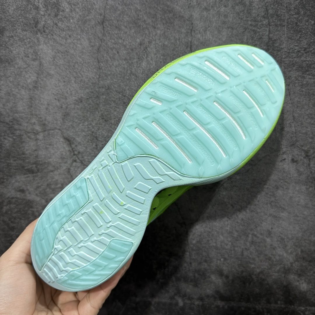 图片[9]-【公司级】布鲁克斯（BROOKS）Hyperion Elite龙卷风5竞速跑鞋男女马拉松运动 荧光粉橘/雾水蓝 布鲁克斯（Brooks）Hyperion Elite 5（常被称为“龙卷风5”）是品牌旗下的顶级竞速跑鞋，专为马拉松等高速跑步场景设计。中底与推进系统‌：采用全掌DNA GOLD中底材料，这是一种100% PEBA发泡的泡棉，通过氮气注入工艺实现超轻量和高回弹特性。搭配SpeedVault+碳纤维板，后者通过3D打印镂空结构和差异化刚性调校，提供强劲的推进力，同时保持灵活性。‌‌鞋面与包裹‌：TPU赛级复合针织鞋面结合无港宝设计，提升透气性和微弹性贴合感。鞋舌采用锁定式编织系统，减少脚背压迫，但高速过弯时包裹需精准选码（建议参考钉鞋标准小半码）。‌ 尺码： 36-45含半码 编码： AHB260270-选品中心