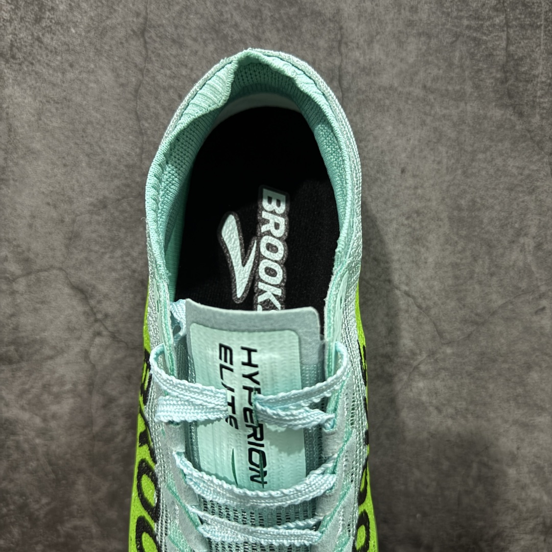 图片[8]-【公司级】布鲁克斯（BROOKS）Hyperion Elite龙卷风5竞速跑鞋男女马拉松运动 荧光粉橘/雾水蓝 布鲁克斯（Brooks）Hyperion Elite 5（常被称为“龙卷风5”）是品牌旗下的顶级竞速跑鞋，专为马拉松等高速跑步场景设计。中底与推进系统‌：采用全掌DNA GOLD中底材料，这是一种100% PEBA发泡的泡棉，通过氮气注入工艺实现超轻量和高回弹特性。搭配SpeedVault+碳纤维板，后者通过3D打印镂空结构和差异化刚性调校，提供强劲的推进力，同时保持灵活性。‌‌鞋面与包裹‌：TPU赛级复合针织鞋面结合无港宝设计，提升透气性和微弹性贴合感。鞋舌采用锁定式编织系统，减少脚背压迫，但高速过弯时包裹需精准选码（建议参考钉鞋标准小半码）。‌ 尺码： 36-45含半码 编码： AHB260270-选品中心