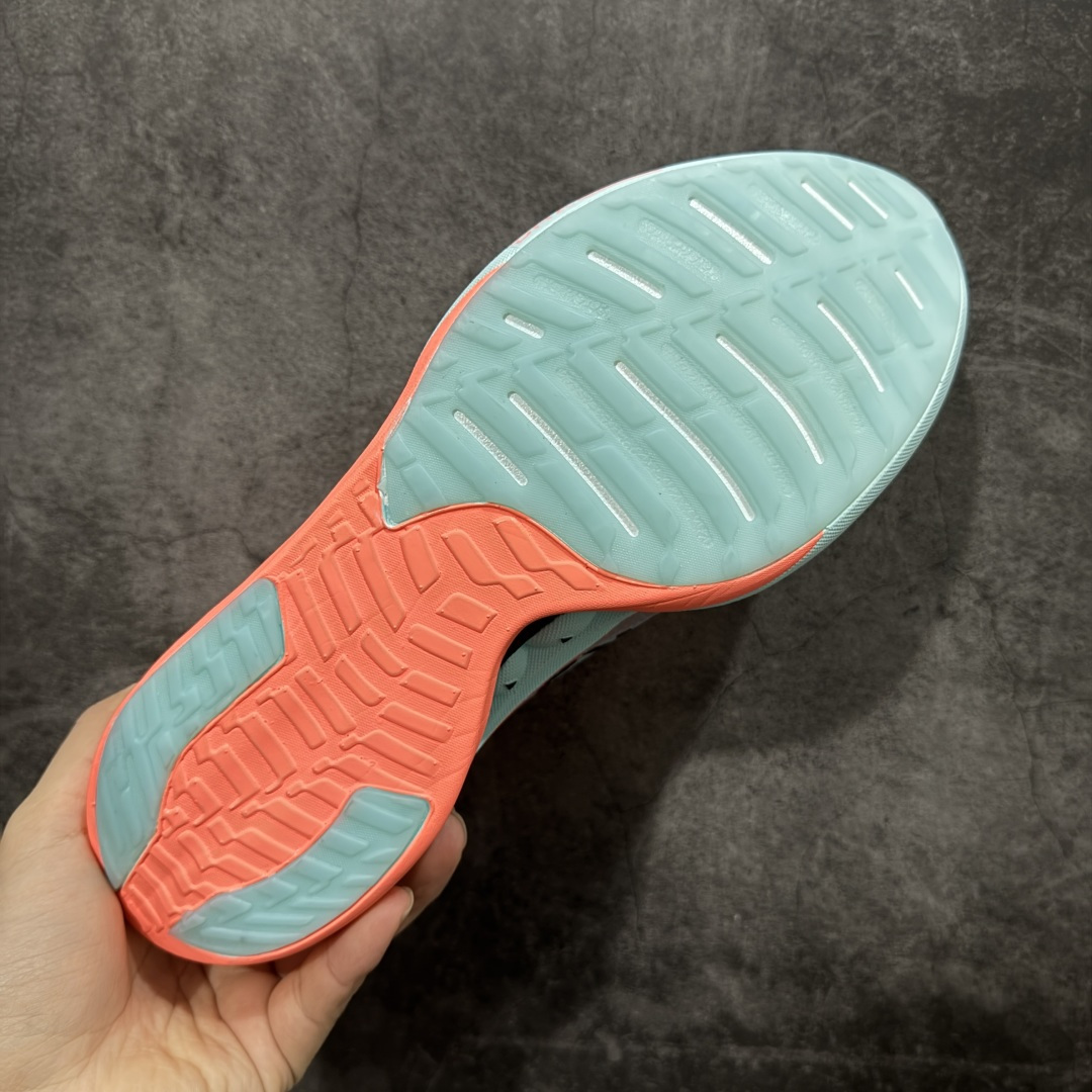 图片[9]-【公司级】布鲁克斯（BROOKS）Hyperion Elite龙卷风5竞速跑鞋男女马拉松运动 荧光粉橘/雾水蓝 布鲁克斯（Brooks）Hyperion Elite 5（常被称为“龙卷风5”）是品牌旗下的顶级竞速跑鞋，专为马拉松等高速跑步场景设计。中底与推进系统‌：采用全掌DNA GOLD中底材料，这是一种100% PEBA发泡的泡棉，通过氮气注入工艺实现超轻量和高回弹特性。搭配SpeedVault+碳纤维板，后者通过3D打印镂空结构和差异化刚性调校，提供强劲的推进力，同时保持灵活性。‌‌鞋面与包裹‌：TPU赛级复合针织鞋面结合无港宝设计，提升透气性和微弹性贴合感。鞋舌采用锁定式编织系统，减少脚背压迫，但高速过弯时包裹需精准选码（建议参考钉鞋标准小半码）。‌ 尺码： 36-45含半码 编码： AHB260270-选品中心