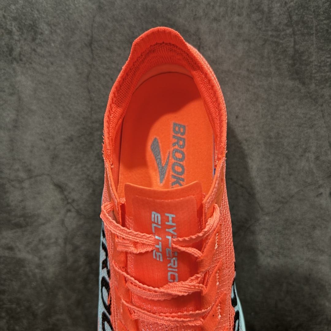 图片[8]-【公司级】布鲁克斯（BROOKS）Hyperion Elite龙卷风5竞速跑鞋男女马拉松运动 荧光粉橘/雾水蓝 布鲁克斯（Brooks）Hyperion Elite 5（常被称为“龙卷风5”）是品牌旗下的顶级竞速跑鞋，专为马拉松等高速跑步场景设计。中底与推进系统‌：采用全掌DNA GOLD中底材料，这是一种100% PEBA发泡的泡棉，通过氮气注入工艺实现超轻量和高回弹特性。搭配SpeedVault+碳纤维板，后者通过3D打印镂空结构和差异化刚性调校，提供强劲的推进力，同时保持灵活性。‌‌鞋面与包裹‌：TPU赛级复合针织鞋面结合无港宝设计，提升透气性和微弹性贴合感。鞋舌采用锁定式编织系统，减少脚背压迫，但高速过弯时包裹需精准选码（建议参考钉鞋标准小半码）。‌ 尺码： 36-45含半码 编码： AHB260270-选品中心