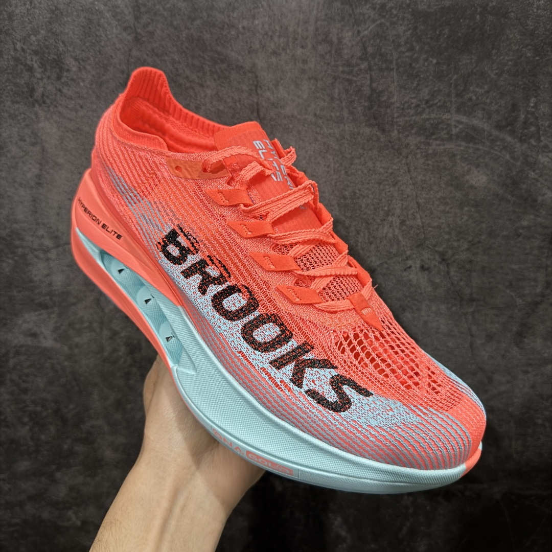 图片[3]-【公司级】布鲁克斯（BROOKS）Hyperion Elite龙卷风5竞速跑鞋男女马拉松运动 荧光粉橘/雾水蓝 布鲁克斯（Brooks）Hyperion Elite 5（常被称为“龙卷风5”）是品牌旗下的顶级竞速跑鞋，专为马拉松等高速跑步场景设计。中底与推进系统‌：采用全掌DNA GOLD中底材料，这是一种100% PEBA发泡的泡棉，通过氮气注入工艺实现超轻量和高回弹特性。搭配SpeedVault+碳纤维板，后者通过3D打印镂空结构和差异化刚性调校，提供强劲的推进力，同时保持灵活性。‌‌鞋面与包裹‌：TPU赛级复合针织鞋面结合无港宝设计，提升透气性和微弹性贴合感。鞋舌采用锁定式编织系统，减少脚背压迫，但高速过弯时包裹需精准选码（建议参考钉鞋标准小半码）。‌ 尺码： 36-45含半码 编码： AHB260270-选品中心