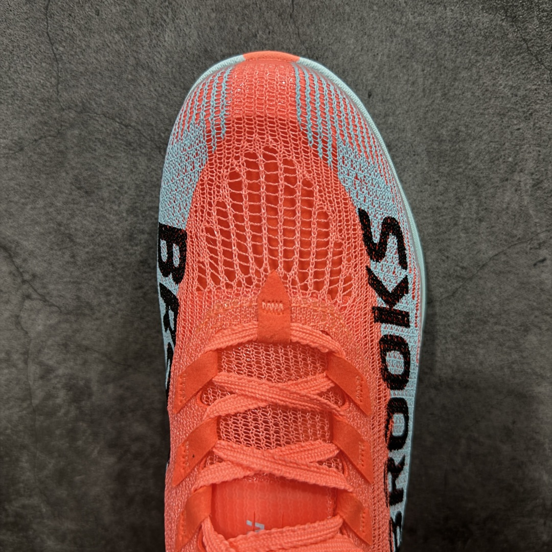 图片[5]-【公司级】布鲁克斯（BROOKS）Hyperion Elite龙卷风5竞速跑鞋男女马拉松运动 荧光粉橘/雾水蓝 布鲁克斯（Brooks）Hyperion Elite 5（常被称为“龙卷风5”）是品牌旗下的顶级竞速跑鞋，专为马拉松等高速跑步场景设计。中底与推进系统‌：采用全掌DNA GOLD中底材料，这是一种100% PEBA发泡的泡棉，通过氮气注入工艺实现超轻量和高回弹特性。搭配SpeedVault+碳纤维板，后者通过3D打印镂空结构和差异化刚性调校，提供强劲的推进力，同时保持灵活性。‌‌鞋面与包裹‌：TPU赛级复合针织鞋面结合无港宝设计，提升透气性和微弹性贴合感。鞋舌采用锁定式编织系统，减少脚背压迫，但高速过弯时包裹需精准选码（建议参考钉鞋标准小半码）。‌ 尺码： 36-45含半码 编码： AHB260270-选品中心