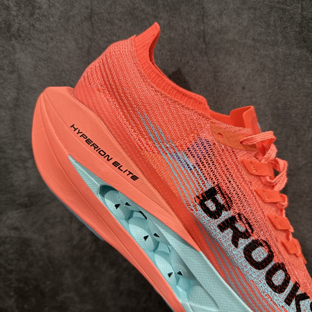 图片[7]-【公司级】布鲁克斯（BROOKS）Hyperion Elite龙卷风5竞速跑鞋男女马拉松运动 荧光粉橘/雾水蓝 布鲁克斯（Brooks）Hyperion Elite 5（常被称为“龙卷风5”）是品牌旗下的顶级竞速跑鞋，专为马拉松等高速跑步场景设计。中底与推进系统‌：采用全掌DNA GOLD中底材料，这是一种100% PEBA发泡的泡棉，通过氮气注入工艺实现超轻量和高回弹特性。搭配SpeedVault+碳纤维板，后者通过3D打印镂空结构和差异化刚性调校，提供强劲的推进力，同时保持灵活性。‌‌鞋面与包裹‌：TPU赛级复合针织鞋面结合无港宝设计，提升透气性和微弹性贴合感。鞋舌采用锁定式编织系统，减少脚背压迫，但高速过弯时包裹需精准选码（建议参考钉鞋标准小半码）。‌ 尺码： 36-45含半码 编码： AHB260270-选品中心