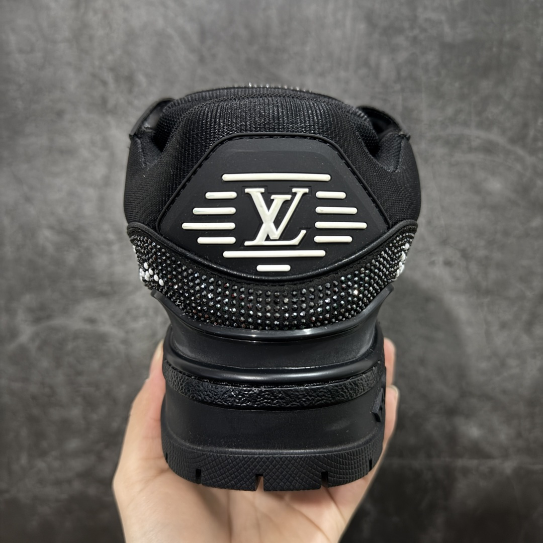 图片[4]-【YS纯原】广奢高端货 LOUIS VUITTON Trainer Maxi 钻鞋 黑钻胖丁 ✦ Trainer Maxi 厚底版本，体量感更强 ✦ 满钻工艺设计，视觉冲击力直接拉满 ✦ 手工镶嵌水钻，排列密集 ✦ 上脚即炸街，回头率极高 ✦ 鞋面甄选头层小牛皮＋钻面组合 ✦ 原楦型开发，鞋型饱满但不笨重 ✦ 私模 TPU 组合厚底，自然增高约 4–5cm ✦ 行走稳定，脚感扎实不塌 ✦ 细节对版，完成度高 ✦ 专柜级包装＋配件齐全 ✦ 夜场 / 穿搭 / 高端客群首选 尺码：39–45-选品中心
