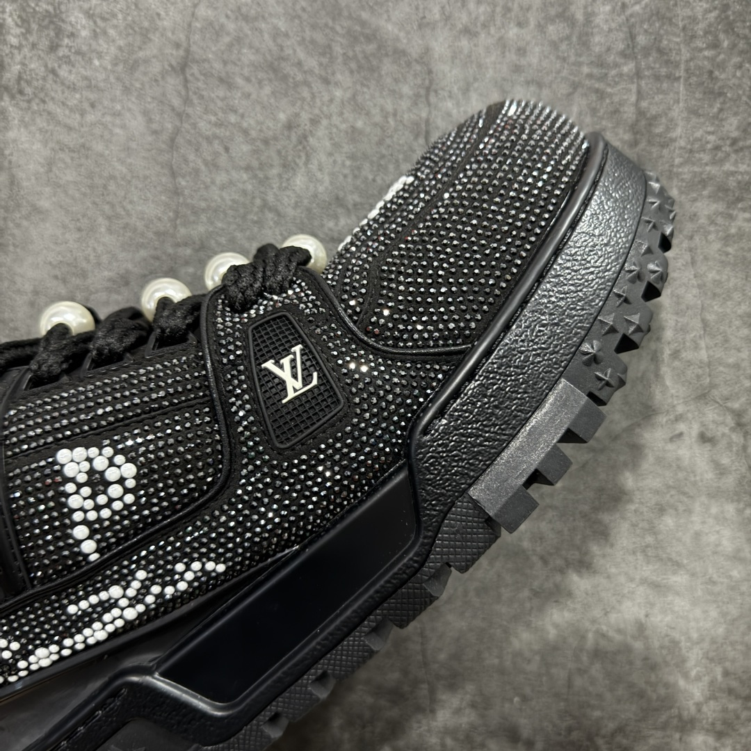 图片[6]-【YS纯原】广奢高端货 LOUIS VUITTON Trainer Maxi 钻鞋 黑钻胖丁 ✦ Trainer Maxi 厚底版本，体量感更强 ✦ 满钻工艺设计，视觉冲击力直接拉满 ✦ 手工镶嵌水钻，排列密集 ✦ 上脚即炸街，回头率极高 ✦ 鞋面甄选头层小牛皮＋钻面组合 ✦ 原楦型开发，鞋型饱满但不笨重 ✦ 私模 TPU 组合厚底，自然增高约 4–5cm ✦ 行走稳定，脚感扎实不塌 ✦ 细节对版，完成度高 ✦ 专柜级包装＋配件齐全 ✦ 夜场 / 穿搭 / 高端客群首选 尺码：39–45-选品中心