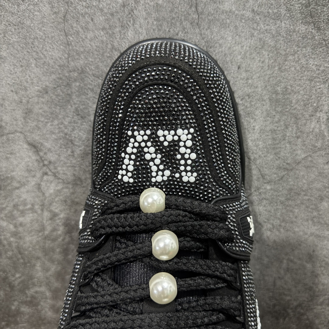 图片[5]-【YS纯原】广奢高端货 LOUIS VUITTON Trainer Maxi 钻鞋 黑钻胖丁 ✦ Trainer Maxi 厚底版本，体量感更强 ✦ 满钻工艺设计，视觉冲击力直接拉满 ✦ 手工镶嵌水钻，排列密集 ✦ 上脚即炸街，回头率极高 ✦ 鞋面甄选头层小牛皮＋钻面组合 ✦ 原楦型开发，鞋型饱满但不笨重 ✦ 私模 TPU 组合厚底，自然增高约 4–5cm ✦ 行走稳定，脚感扎实不塌 ✦ 细节对版，完成度高 ✦ 专柜级包装＋配件齐全 ✦ 夜场 / 穿搭 / 高端客群首选 尺码：39–45-选品中心