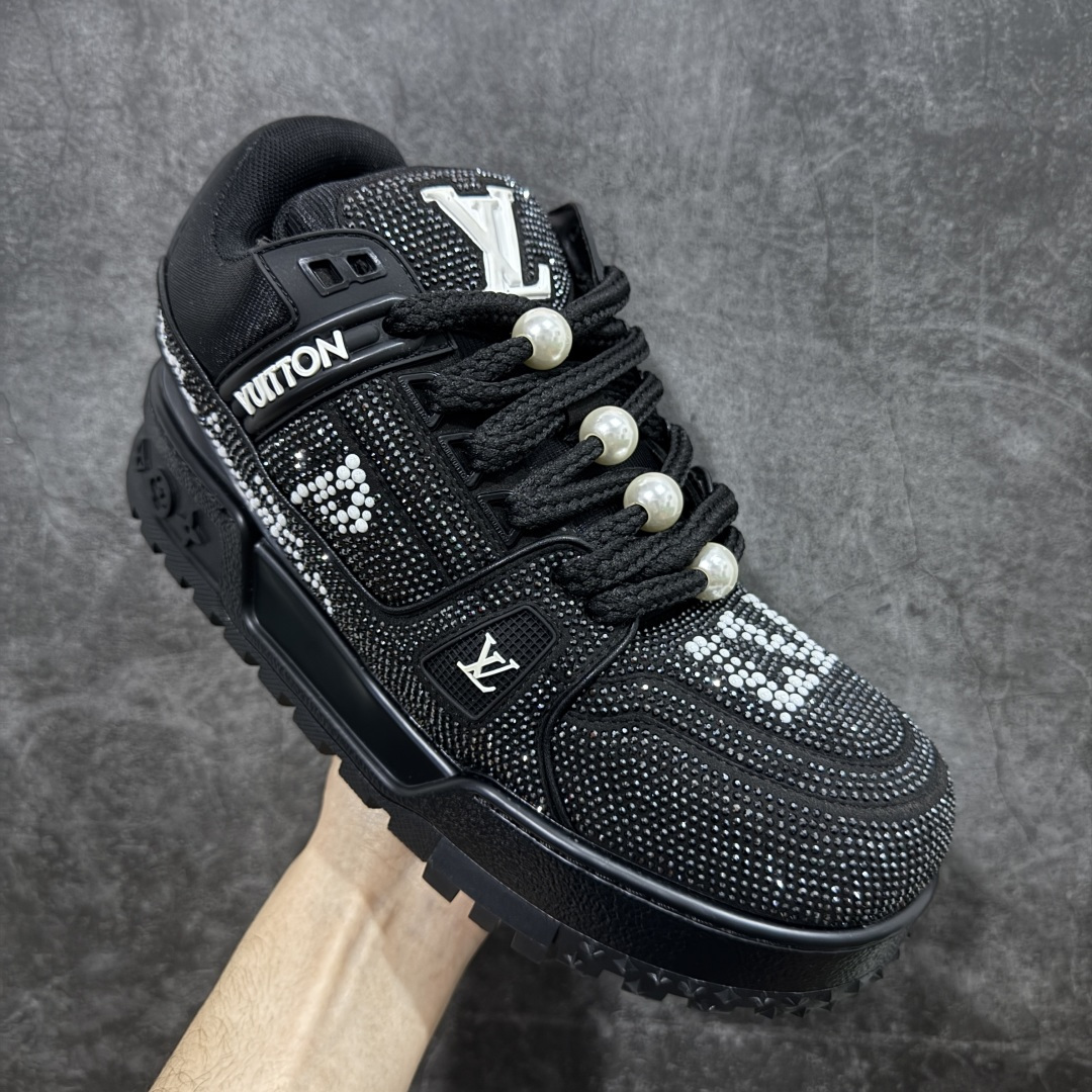 图片[3]-【YS纯原】广奢高端货 LOUIS VUITTON Trainer Maxi 钻鞋 黑钻胖丁 ✦ Trainer Maxi 厚底版本，体量感更强 ✦ 满钻工艺设计，视觉冲击力直接拉满 ✦ 手工镶嵌水钻，排列密集 ✦ 上脚即炸街，回头率极高 ✦ 鞋面甄选头层小牛皮＋钻面组合 ✦ 原楦型开发，鞋型饱满但不笨重 ✦ 私模 TPU 组合厚底，自然增高约 4–5cm ✦ 行走稳定，脚感扎实不塌 ✦ 细节对版，完成度高 ✦ 专柜级包装＋配件齐全 ✦ 夜场 / 穿搭 / 高端客群首选 尺码：39–45-选品中心