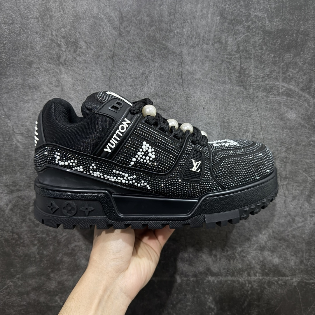 【YS纯原】广奢高端货 LOUIS VUITTON Trainer Maxi 钻鞋 黑钻胖丁 ✦ Trainer Maxi 厚底版本,体量感更强 ✦ 满钻工艺设计,视觉冲击力直接拉满 ✦ 手工镶嵌水钻,排列密集 ✦ 上脚即炸街,回头率极高 ✦ 鞋面甄选头层小牛皮+钻面组合 ✦ 原楦型开发,鞋型饱满但不笨重 ✦ 私模 TPU 组合厚底,自然增高约 4–5cm ✦ 行走稳定,脚感扎实不塌 ✦ 细节对版,完成度高 ✦ 专柜级包装+配件齐全 ✦ 夜场 / 穿搭 / 高端客群首选 尺码:39–45-选品中心