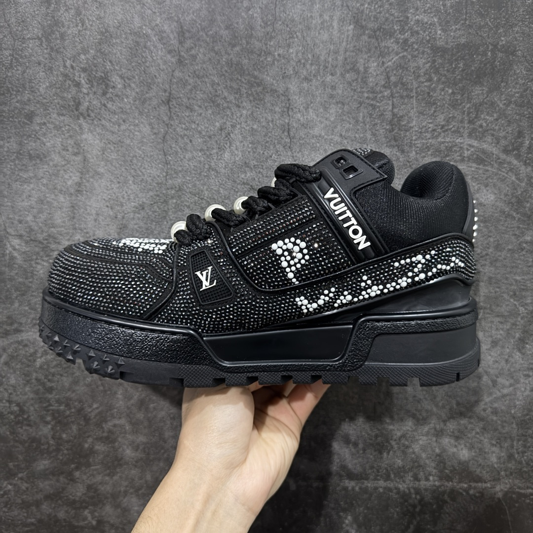 图片[2]-【YS纯原】广奢高端货 LOUIS VUITTON Trainer Maxi 钻鞋 黑钻胖丁 ✦ Trainer Maxi 厚底版本，体量感更强 ✦ 满钻工艺设计，视觉冲击力直接拉满 ✦ 手工镶嵌水钻，排列密集 ✦ 上脚即炸街，回头率极高 ✦ 鞋面甄选头层小牛皮＋钻面组合 ✦ 原楦型开发，鞋型饱满但不笨重 ✦ 私模 TPU 组合厚底，自然增高约 4–5cm ✦ 行走稳定，脚感扎实不塌 ✦ 细节对版，完成度高 ✦ 专柜级包装＋配件齐全 ✦ 夜场 / 穿搭 / 高端客群首选 尺码：39–45-选品中心