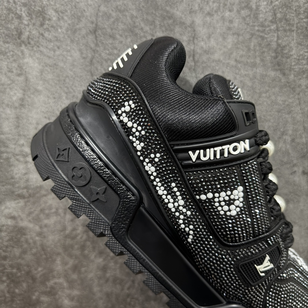 图片[7]-【YS纯原】广奢高端货 LOUIS VUITTON Trainer Maxi 钻鞋 黑钻胖丁 ✦ Trainer Maxi 厚底版本，体量感更强 ✦ 满钻工艺设计，视觉冲击力直接拉满 ✦ 手工镶嵌水钻，排列密集 ✦ 上脚即炸街，回头率极高 ✦ 鞋面甄选头层小牛皮＋钻面组合 ✦ 原楦型开发，鞋型饱满但不笨重 ✦ 私模 TPU 组合厚底，自然增高约 4–5cm ✦ 行走稳定，脚感扎实不塌 ✦ 细节对版，完成度高 ✦ 专柜级包装＋配件齐全 ✦ 夜场 / 穿搭 / 高端客群首选 尺码：39–45-选品中心