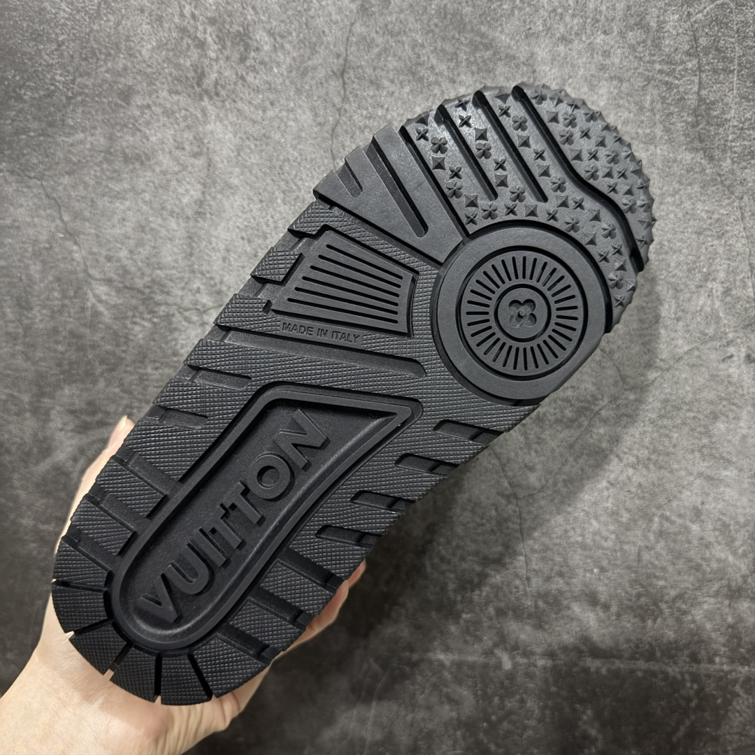 图片[9]-【YS纯原】广奢高端货 LOUIS VUITTON Trainer Maxi 钻鞋 黑钻胖丁 ✦ Trainer Maxi 厚底版本，体量感更强 ✦ 满钻工艺设计，视觉冲击力直接拉满 ✦ 手工镶嵌水钻，排列密集 ✦ 上脚即炸街，回头率极高 ✦ 鞋面甄选头层小牛皮＋钻面组合 ✦ 原楦型开发，鞋型饱满但不笨重 ✦ 私模 TPU 组合厚底，自然增高约 4–5cm ✦ 行走稳定，脚感扎实不塌 ✦ 细节对版，完成度高 ✦ 专柜级包装＋配件齐全 ✦ 夜场 / 穿搭 / 高端客群首选 尺码：39–45-选品中心