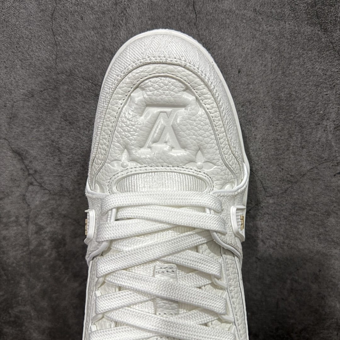 图片[5]-【YS纯原】广奢高端货 LOUIS VUITTON 路易威登 LV Trainer系列 ✦ 原楦原纸版开模，鞋型立体饱满 ✦ 零毛边、零溢胶、零线头瑕疵 ✦ 细节与原版一致 区分市面通货 ✦ 多层叠片＋电脑针车，针距密度一致 ✦ Monogram浮雕＋3D高频压纹 ✦ 多密度发泡中底：支撑回弹媲美专柜 ✦ 原装橡胶大底：含胶量高、纹路深、双拼接零偏差 ✦ ZP级原装包装：专柜款鞋盒＋防尘袋＋说明书 尺码：38-46-选品中心