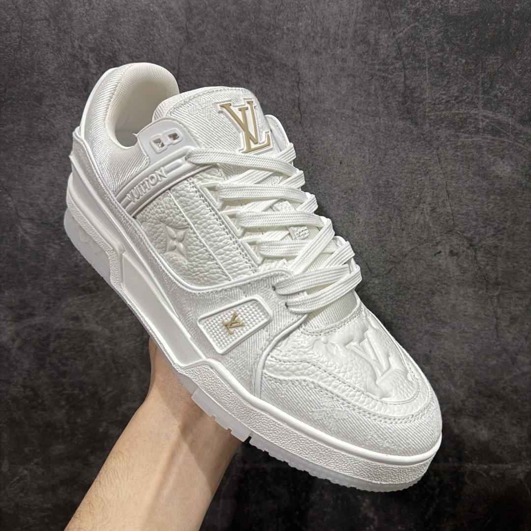 图片[3]-【YS纯原】广奢高端货 LOUIS VUITTON 路易威登 LV Trainer系列 ✦ 原楦原纸版开模，鞋型立体饱满 ✦ 零毛边、零溢胶、零线头瑕疵 ✦ 细节与原版一致 区分市面通货 ✦ 多层叠片＋电脑针车，针距密度一致 ✦ Monogram浮雕＋3D高频压纹 ✦ 多密度发泡中底：支撑回弹媲美专柜 ✦ 原装橡胶大底：含胶量高、纹路深、双拼接零偏差 ✦ ZP级原装包装：专柜款鞋盒＋防尘袋＋说明书 尺码：38-46-选品中心