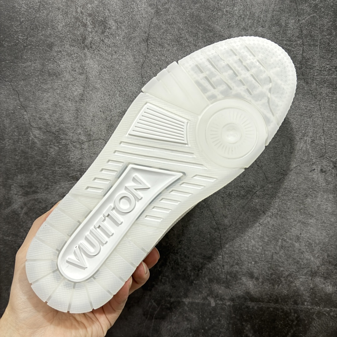 图片[9]-【YS纯原】广奢高端货 LOUIS VUITTON 路易威登 LV Trainer系列 ✦ 原楦原纸版开模，鞋型立体饱满 ✦ 零毛边、零溢胶、零线头瑕疵 ✦ 细节与原版一致 区分市面通货 ✦ 多层叠片＋电脑针车，针距密度一致 ✦ Monogram浮雕＋3D高频压纹 ✦ 多密度发泡中底：支撑回弹媲美专柜 ✦ 原装橡胶大底：含胶量高、纹路深、双拼接零偏差 ✦ ZP级原装包装：专柜款鞋盒＋防尘袋＋说明书 尺码：38-46-选品中心