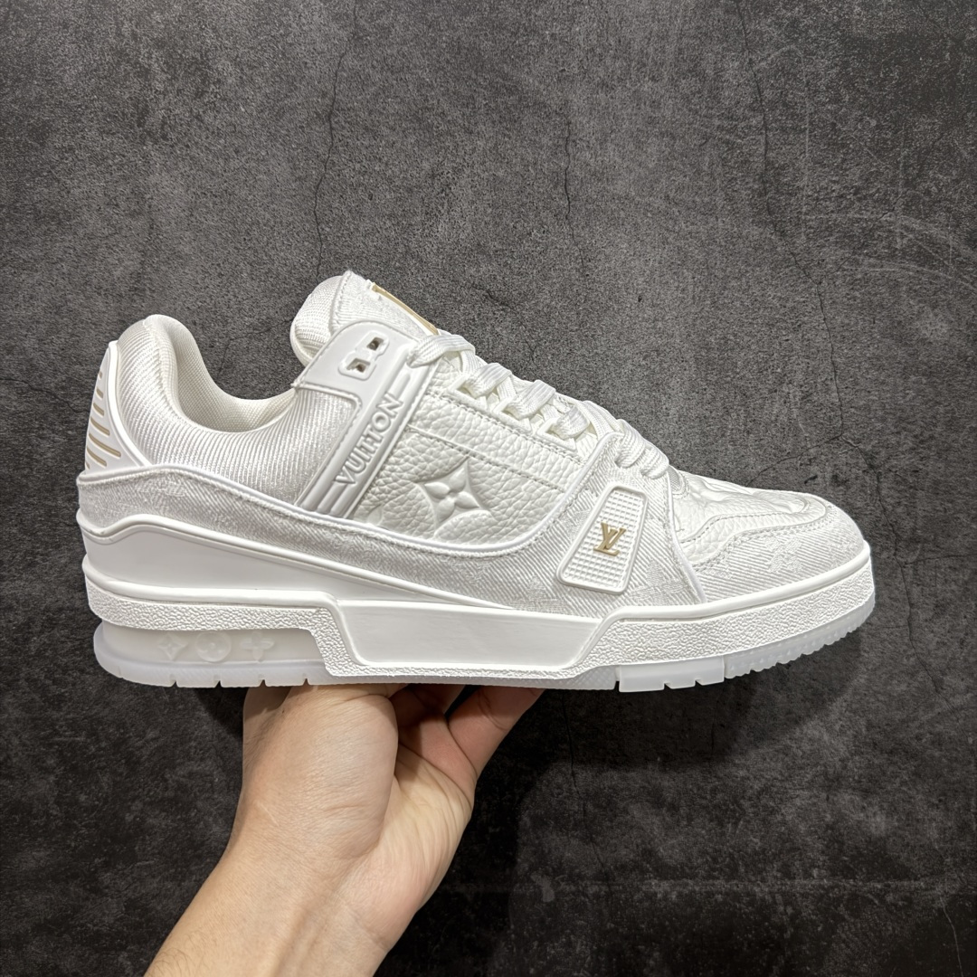 【YS纯原】广奢高端货 LOUIS VUITTON 路易威登 LV Trainer系列 ✦ 原楦原纸版开模,鞋型立体饱满 ✦ 零毛边、零溢胶、零线头瑕疵 ✦ 细节与原版一致 区分市面通货 ✦ 多层叠片+电脑针车,针距密度一致 ✦ Monogram浮雕+3D高频压纹 ✦ 多密度发泡中底:支撑回弹媲美专柜 ✦ 原装橡胶大底:含胶量高、纹路深、双拼接零偏差 ✦ ZP级原装包装:专柜款鞋盒+防尘袋+说明书 尺码:38-46-选品中心