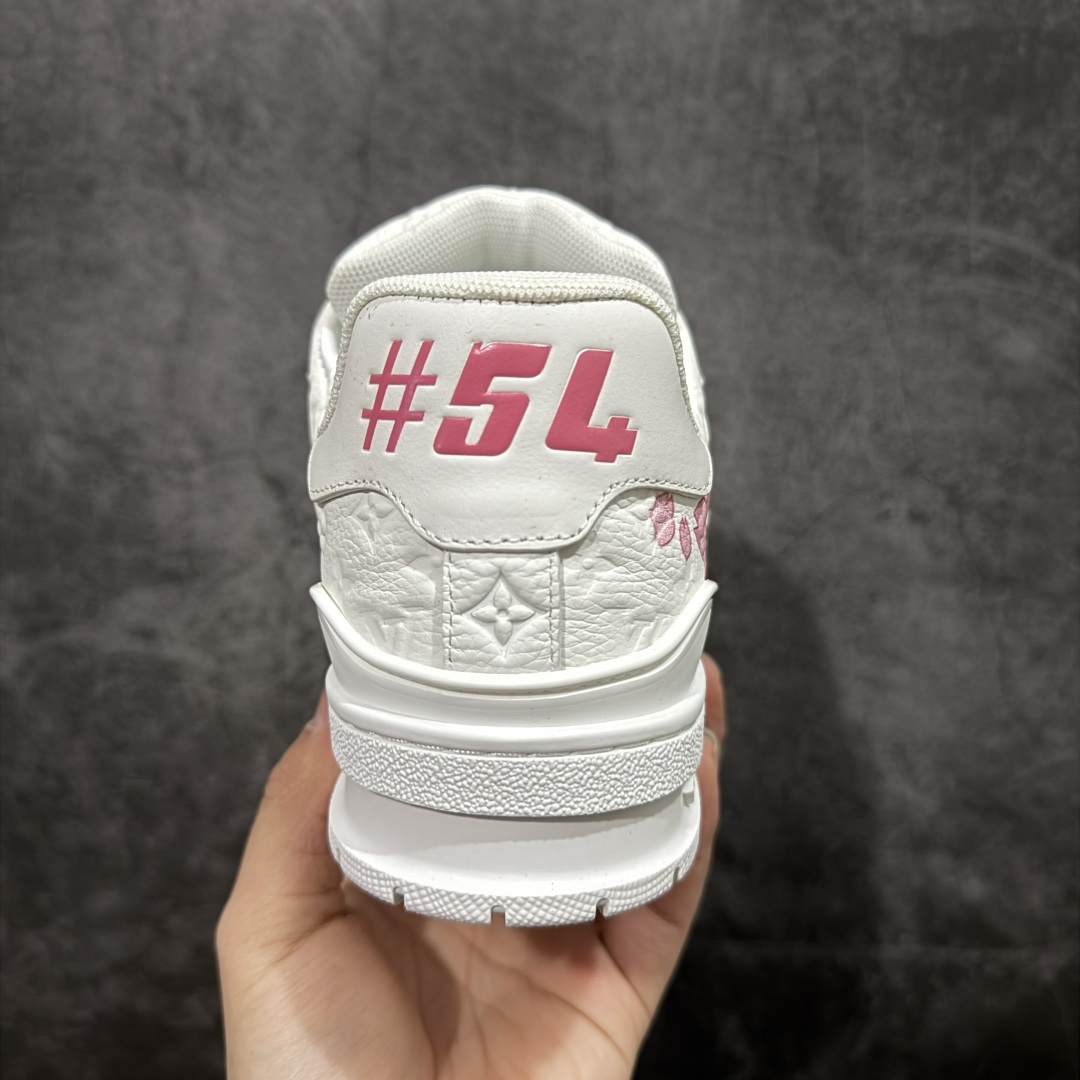 图片[4]-【YS纯原】广奢高端货 LOUIS VUITTON 路易威登 LV Trainer系列 ✦ 原楦原纸版开模，鞋型立体饱满 ✦ 零毛边、零溢胶、零线头瑕疵 ✦ 细节与原版一致 区分市面通货 ✦ 多层叠片＋电脑针车，针距密度一致 ✦ Monogram浮雕＋3D高频压纹 ✦ 多密度发泡中底：支撑回弹媲美专柜 ✦ 原装橡胶大底：含胶量高、纹路深、双拼接零偏差 ✦ ZP级原装包装：专柜款鞋盒＋防尘袋＋说明书 尺码：37-46-选品中心