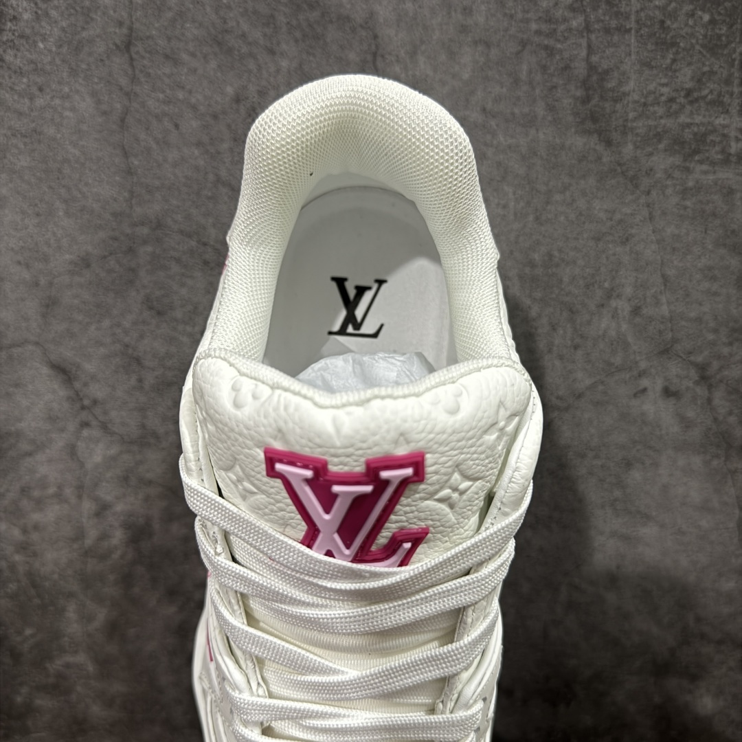 图片[7]-【YS纯原】广奢高端货 LOUIS VUITTON 路易威登 LV Trainer系列 ✦ 原楦原纸版开模，鞋型立体饱满 ✦ 零毛边、零溢胶、零线头瑕疵 ✦ 细节与原版一致 区分市面通货 ✦ 多层叠片＋电脑针车，针距密度一致 ✦ Monogram浮雕＋3D高频压纹 ✦ 多密度发泡中底：支撑回弹媲美专柜 ✦ 原装橡胶大底：含胶量高、纹路深、双拼接零偏差 ✦ ZP级原装包装：专柜款鞋盒＋防尘袋＋说明书 尺码：37-46-选品中心