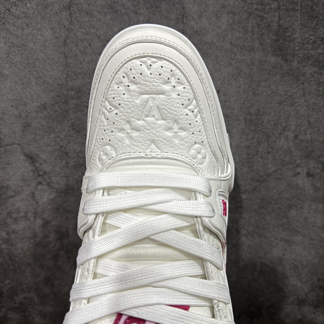 图片[3]-【YS纯原】广奢高端货 LOUIS VUITTON 路易威登 LV Trainer系列 ✦ 原楦原纸版开模，鞋型立体饱满 ✦ 零毛边、零溢胶、零线头瑕疵 ✦ 细节与原版一致 区分市面通货 ✦ 多层叠片＋电脑针车，针距密度一致 ✦ Monogram浮雕＋3D高频压纹 ✦ 多密度发泡中底：支撑回弹媲美专柜 ✦ 原装橡胶大底：含胶量高、纹路深、双拼接零偏差 ✦ ZP级原装包装：专柜款鞋盒＋防尘袋＋说明书 尺码：37-46-选品中心