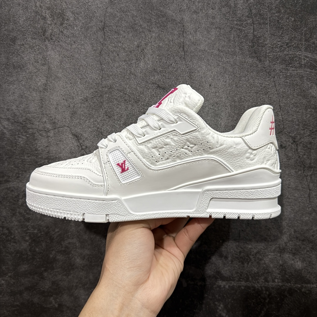 图片[2]-【YS纯原】广奢高端货 LOUIS VUITTON 路易威登 LV Trainer系列 ✦ 原楦原纸版开模，鞋型立体饱满 ✦ 零毛边、零溢胶、零线头瑕疵 ✦ 细节与原版一致 区分市面通货 ✦ 多层叠片＋电脑针车，针距密度一致 ✦ Monogram浮雕＋3D高频压纹 ✦ 多密度发泡中底：支撑回弹媲美专柜 ✦ 原装橡胶大底：含胶量高、纹路深、双拼接零偏差 ✦ ZP级原装包装：专柜款鞋盒＋防尘袋＋说明书 尺码：37-46-选品中心