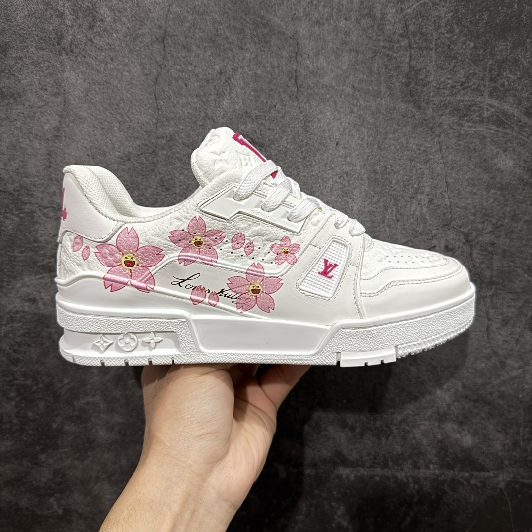 【YS纯原】广奢高端货 LOUIS VUITTON 路易威登 LV Trainer系列 ✦ 原楦原纸版开模,鞋型立体饱满 ✦ 零毛边、零溢胶、零线头瑕疵 ✦ 细节与原版一致 区分市面通货 ✦ 多层叠片+电脑针车,针距密度一致 ✦ Monogram浮雕+3D高频压纹 ✦ 多密度发泡中底:支撑回弹媲美专柜 ✦ 原装橡胶大底:含胶量高、纹路深、双拼接零偏差 ✦ ZP级原装包装:专柜款鞋盒+防尘袋+说明书 尺码:37-46-选品中心