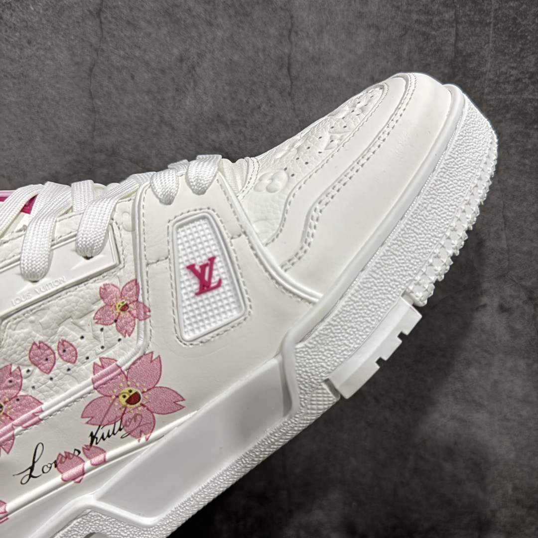 图片[5]-【YS纯原】广奢高端货 LOUIS VUITTON 路易威登 LV Trainer系列 ✦ 原楦原纸版开模，鞋型立体饱满 ✦ 零毛边、零溢胶、零线头瑕疵 ✦ 细节与原版一致 区分市面通货 ✦ 多层叠片＋电脑针车，针距密度一致 ✦ Monogram浮雕＋3D高频压纹 ✦ 多密度发泡中底：支撑回弹媲美专柜 ✦ 原装橡胶大底：含胶量高、纹路深、双拼接零偏差 ✦ ZP级原装包装：专柜款鞋盒＋防尘袋＋说明书 尺码：37-46-选品中心