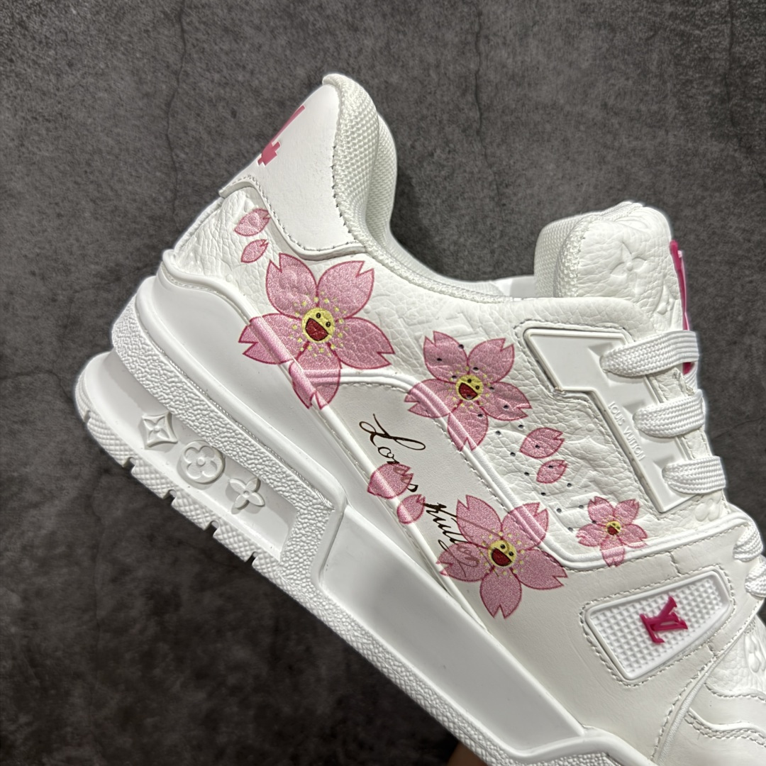 图片[6]-【YS纯原】广奢高端货 LOUIS VUITTON 路易威登 LV Trainer系列 ✦ 原楦原纸版开模，鞋型立体饱满 ✦ 零毛边、零溢胶、零线头瑕疵 ✦ 细节与原版一致 区分市面通货 ✦ 多层叠片＋电脑针车，针距密度一致 ✦ Monogram浮雕＋3D高频压纹 ✦ 多密度发泡中底：支撑回弹媲美专柜 ✦ 原装橡胶大底：含胶量高、纹路深、双拼接零偏差 ✦ ZP级原装包装：专柜款鞋盒＋防尘袋＋说明书 尺码：37-46-选品中心