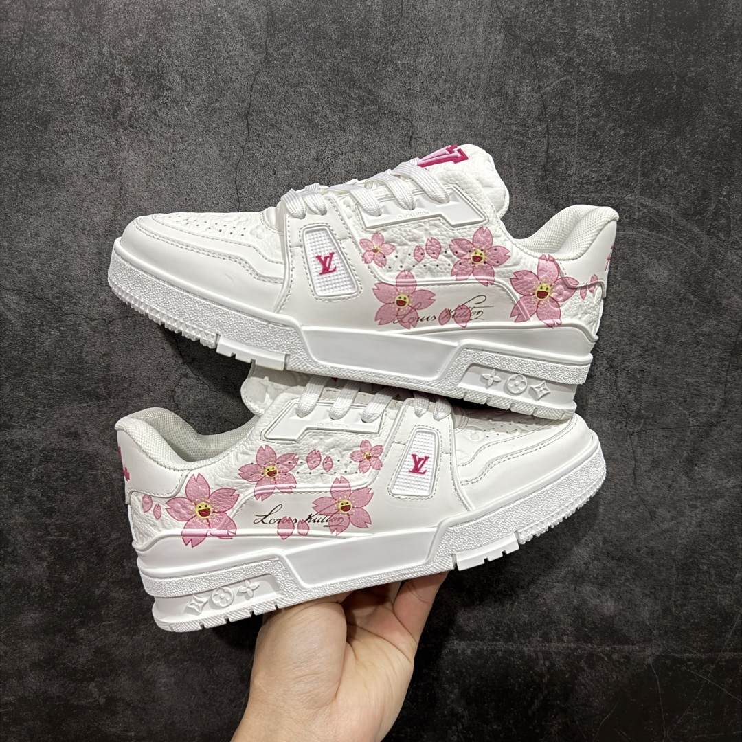 图片[9]-【YS纯原】广奢高端货 LOUIS VUITTON 路易威登 LV Trainer系列 ✦ 原楦原纸版开模，鞋型立体饱满 ✦ 零毛边、零溢胶、零线头瑕疵 ✦ 细节与原版一致 区分市面通货 ✦ 多层叠片＋电脑针车，针距密度一致 ✦ Monogram浮雕＋3D高频压纹 ✦ 多密度发泡中底：支撑回弹媲美专柜 ✦ 原装橡胶大底：含胶量高、纹路深、双拼接零偏差 ✦ ZP级原装包装：专柜款鞋盒＋防尘袋＋说明书 尺码：37-46-选品中心