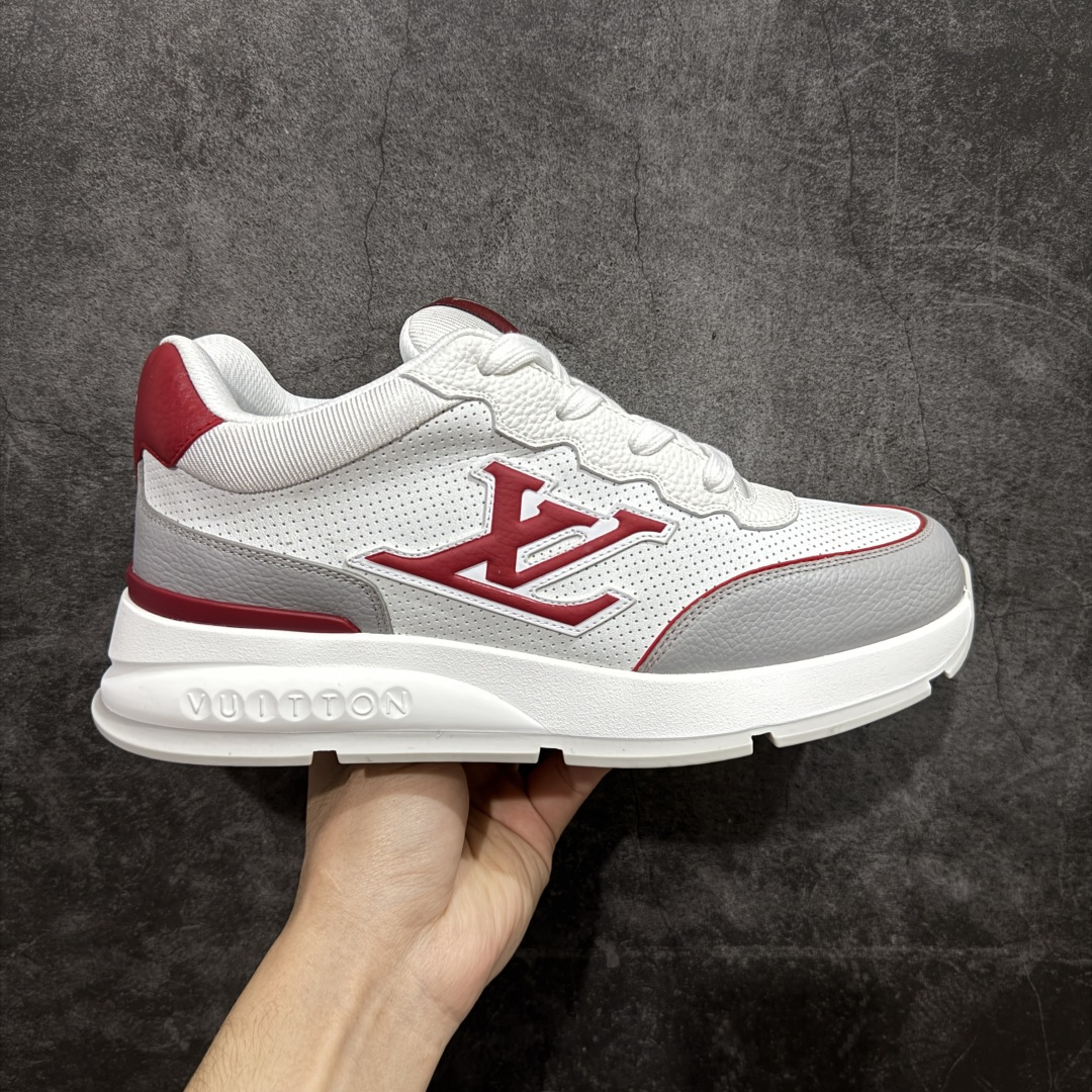 【YS纯原】广奢高端货 LOUIS VUITTON Classic 牛皮革 · 圆头系带 · 低帮生活休闲男鞋｜白红色 ✦ LV 经典休闲线条，干净利落不挑搭配 ✦ 甄选头层牛皮革，细腻挺括、质感高级 ✦ 原楦型开发，鞋型比例精准，上脚显修长 ✦ 圆头低帮设计，日常通勤与休闲百搭 ✦ 轻量缓震中底，行走舒适不累脚 ✦ 耐磨橡胶大底，抓地稳、耐穿度高 ✦ 细节对版，整体完成度高 ✦ 专柜级包装＋配件齐全 ✦ 白色经典款，四季可穿 尺码：35-46-选品中心