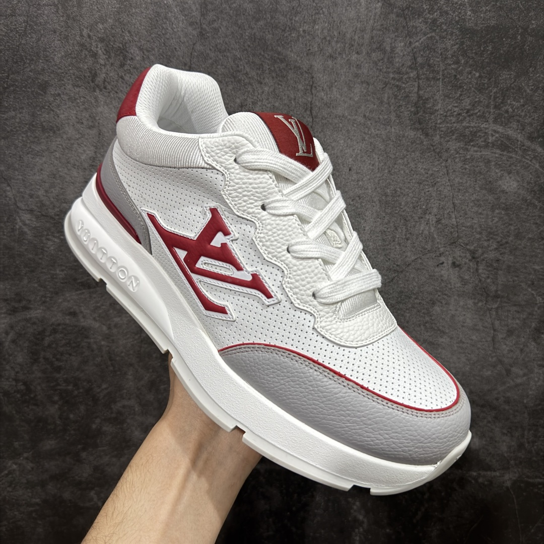 图片[3]-【YS纯原】广奢高端货 LOUIS VUITTON Classic 牛皮革 · 圆头系带 · 低帮生活休闲男鞋｜白红色 ✦ LV 经典休闲线条，干净利落不挑搭配 ✦ 甄选头层牛皮革，细腻挺括、质感高级 ✦ 原楦型开发，鞋型比例精准，上脚显修长 ✦ 圆头低帮设计，日常通勤与休闲百搭 ✦ 轻量缓震中底，行走舒适不累脚 ✦ 耐磨橡胶大底，抓地稳、耐穿度高 ✦ 细节对版，整体完成度高 ✦ 专柜级包装＋配件齐全 ✦ 白色经典款，四季可穿 尺码：35-46-选品中心