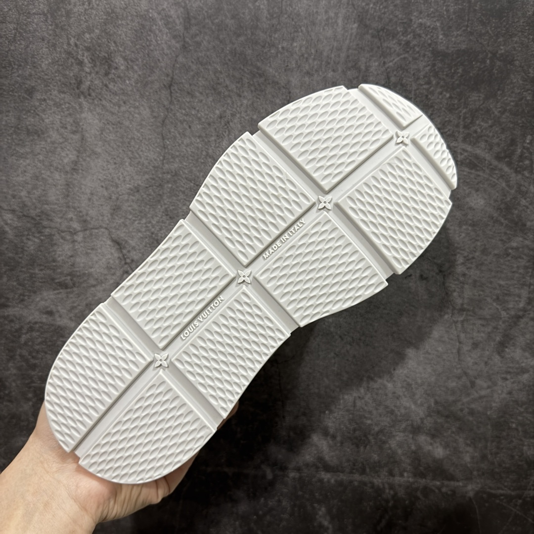 图片[9]-【YS纯原】广奢高端货 LOUIS VUITTON Classic 牛皮革 · 圆头系带 · 低帮生活休闲男鞋｜白红色 ✦ LV 经典休闲线条，干净利落不挑搭配 ✦ 甄选头层牛皮革，细腻挺括、质感高级 ✦ 原楦型开发，鞋型比例精准，上脚显修长 ✦ 圆头低帮设计，日常通勤与休闲百搭 ✦ 轻量缓震中底，行走舒适不累脚 ✦ 耐磨橡胶大底，抓地稳、耐穿度高 ✦ 细节对版，整体完成度高 ✦ 专柜级包装＋配件齐全 ✦ 白色经典款，四季可穿 尺码：35-46-选品中心