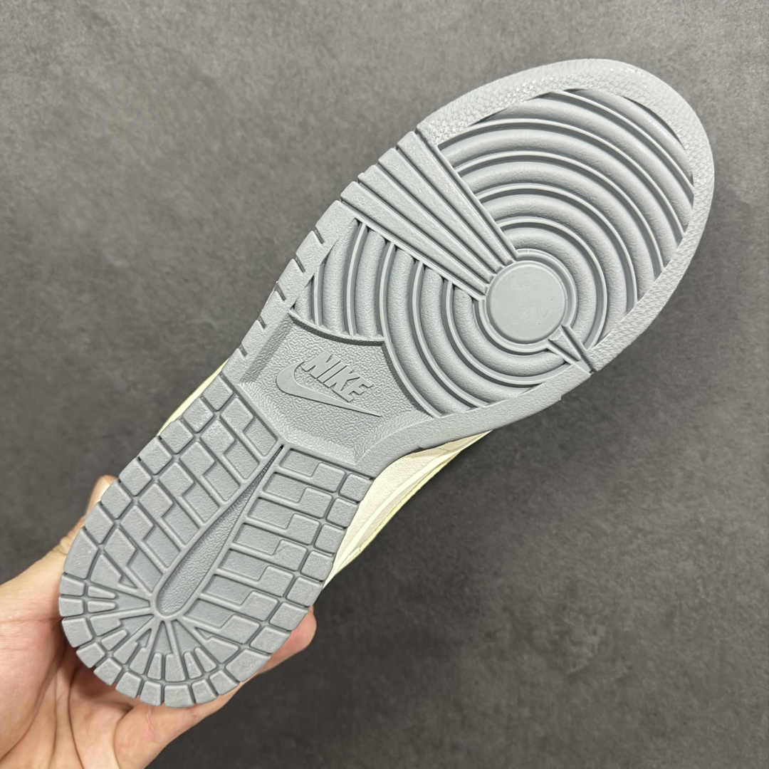 图片[9]-【定制版】Nike Dunk Low「丙午马年」限定款，把新年祥瑞踩在脚下！经典Dunk Low迎来2026马年专属焕新，这款直接将东方生肖美学与街头潮流完美融合！米白主调搭配雾霾灰麂皮，温柔又高级的配色让穿搭适配度拉满，鞋身侧旁的红色奔马刺绣搭配“2026”字样，鞋头处的“丙”字印章细节，每一处设计都暗藏马年的祥瑞寓意。麂皮材质触感细腻，拼接工艺让鞋身层次丰富，延续Dunk系列标志性的低帮鞋型与橡胶大底，兼顾了街头造型感与日常穿着的舒适度，不管是搭配牛仔裤打造休闲风，还是配运动裤走街头潮范，都能轻松成为造型亮点。 作为2026马年的限定款，这双Dunk Low不仅是脚下的潮流单品，更是藏着对新年“马到成功”的美好期许。不管是自留收藏，还是作为新年礼物送给爱鞋的朋友，都是极具心意的选择，错过这波限定，可就再等十二年啦！ 货号：ZH2598-809 尺码：36 36.5 37.5 38 38.5 39 40 40.5 41 42 42.5 43 44 44.5 45-选品中心