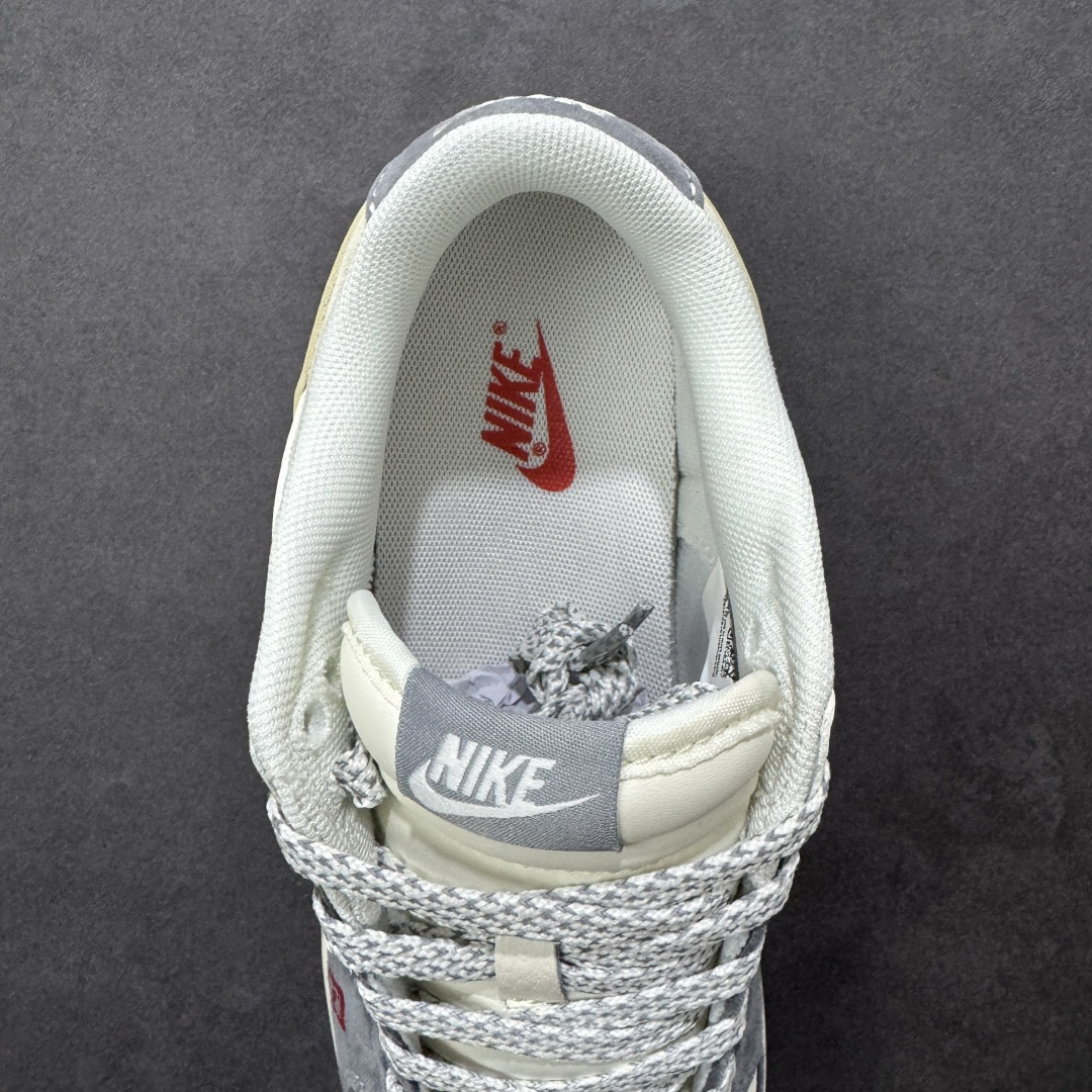 图片[7]-【定制版】Nike Dunk Low「丙午马年」限定款，把新年祥瑞踩在脚下！经典Dunk Low迎来2026马年专属焕新，这款直接将东方生肖美学与街头潮流完美融合！米白主调搭配雾霾灰麂皮，温柔又高级的配色让穿搭适配度拉满，鞋身侧旁的红色奔马刺绣搭配“2026”字样，鞋头处的“丙”字印章细节，每一处设计都暗藏马年的祥瑞寓意。麂皮材质触感细腻，拼接工艺让鞋身层次丰富，延续Dunk系列标志性的低帮鞋型与橡胶大底，兼顾了街头造型感与日常穿着的舒适度，不管是搭配牛仔裤打造休闲风，还是配运动裤走街头潮范，都能轻松成为造型亮点。 作为2026马年的限定款，这双Dunk Low不仅是脚下的潮流单品，更是藏着对新年“马到成功”的美好期许。不管是自留收藏，还是作为新年礼物送给爱鞋的朋友，都是极具心意的选择，错过这波限定，可就再等十二年啦！ 货号：ZH2598-809 尺码：36 36.5 37.5 38 38.5 39 40 40.5 41 42 42.5 43 44 44.5 45-选品中心