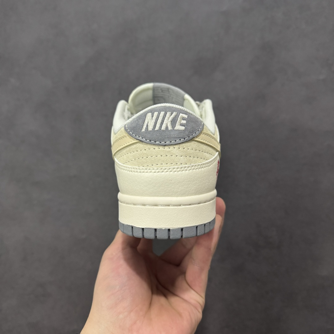 图片[4]-【定制版】Nike Dunk Low「丙午马年」限定款，把新年祥瑞踩在脚下！经典Dunk Low迎来2026马年专属焕新，这款直接将东方生肖美学与街头潮流完美融合！米白主调搭配雾霾灰麂皮，温柔又高级的配色让穿搭适配度拉满，鞋身侧旁的红色奔马刺绣搭配“2026”字样，鞋头处的“丙”字印章细节，每一处设计都暗藏马年的祥瑞寓意。麂皮材质触感细腻，拼接工艺让鞋身层次丰富，延续Dunk系列标志性的低帮鞋型与橡胶大底，兼顾了街头造型感与日常穿着的舒适度，不管是搭配牛仔裤打造休闲风，还是配运动裤走街头潮范，都能轻松成为造型亮点。 作为2026马年的限定款，这双Dunk Low不仅是脚下的潮流单品，更是藏着对新年“马到成功”的美好期许。不管是自留收藏，还是作为新年礼物送给爱鞋的朋友，都是极具心意的选择，错过这波限定，可就再等十二年啦！ 货号：ZH2598-809 尺码：36 36.5 37.5 38 38.5 39 40 40.5 41 42 42.5 43 44 44.5 45-选品中心