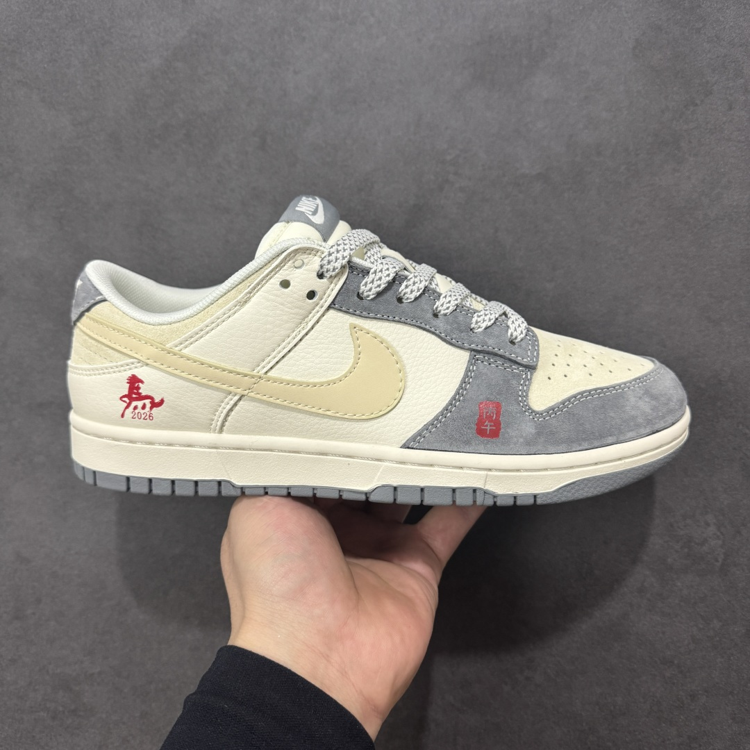 【定制版】Nike Dunk Low「丙午马年」限定款，把新年祥瑞踩在脚下！经典Dunk Low迎来2026马年专属焕新，这款直接将东方生肖美学与街头潮流完美融合！米白主调搭配雾霾灰麂皮，温柔又高级的配色让穿搭适配度拉满，鞋身侧旁的红色奔马刺绣搭配“2026”字样，鞋头处的“丙”字印章细节，每一处设计都暗藏马年的祥瑞寓意。麂皮材质触感细腻，拼接工艺让鞋身层次丰富，延续Dunk系列标志性的低帮鞋型与橡胶大底，兼顾了街头造型感与日常穿着的舒适度，不管是搭配牛仔裤打造休闲风，还是配运动裤走街头潮范，都能轻松成为造型亮点。 作为2026马年的限定款，这双Dunk Low不仅是脚下的潮流单品，更是藏着对新年“马到成功”的美好期许。不管是自留收藏，还是作为新年礼物送给爱鞋的朋友，都是极具心意的选择，错过这波限定，可就再等十二年啦！ 货号：ZH2598-809 尺码：36 36.5 37.5 38 38.5 39 40 40.5 41 42 42.5 43 44 44.5 45-选品中心