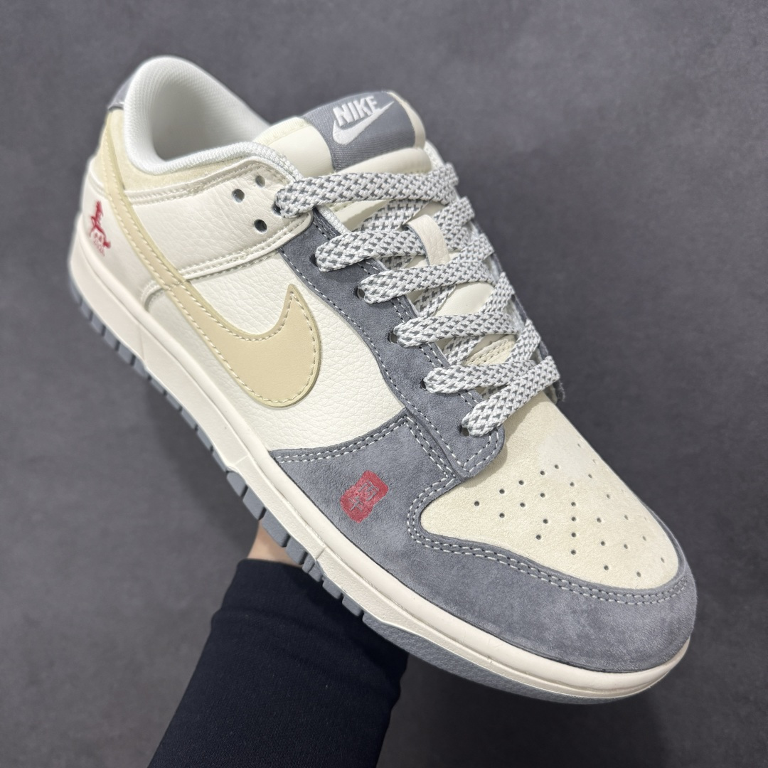 图片[3]-【定制版】Nike Dunk Low「丙午马年」限定款，把新年祥瑞踩在脚下！经典Dunk Low迎来2026马年专属焕新，这款直接将东方生肖美学与街头潮流完美融合！米白主调搭配雾霾灰麂皮，温柔又高级的配色让穿搭适配度拉满，鞋身侧旁的红色奔马刺绣搭配“2026”字样，鞋头处的“丙”字印章细节，每一处设计都暗藏马年的祥瑞寓意。麂皮材质触感细腻，拼接工艺让鞋身层次丰富，延续Dunk系列标志性的低帮鞋型与橡胶大底，兼顾了街头造型感与日常穿着的舒适度，不管是搭配牛仔裤打造休闲风，还是配运动裤走街头潮范，都能轻松成为造型亮点。 作为2026马年的限定款，这双Dunk Low不仅是脚下的潮流单品，更是藏着对新年“马到成功”的美好期许。不管是自留收藏，还是作为新年礼物送给爱鞋的朋友，都是极具心意的选择，错过这波限定，可就再等十二年啦！ 货号：ZH2598-809 尺码：36 36.5 37.5 38 38.5 39 40 40.5 41 42 42.5 43 44 44.5 45-选品中心