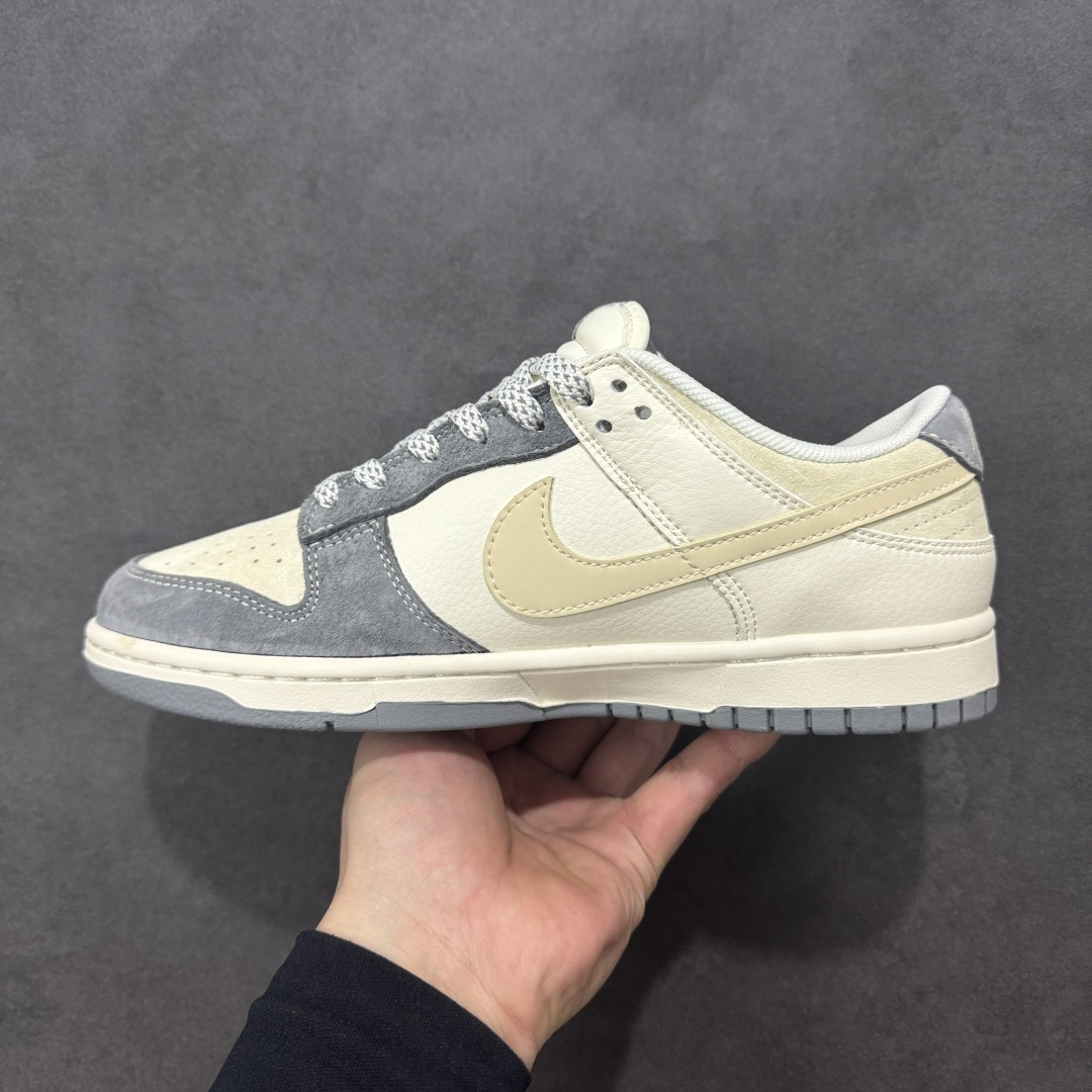图片[2]-【定制版】Nike Dunk Low「丙午马年」限定款，把新年祥瑞踩在脚下！经典Dunk Low迎来2026马年专属焕新，这款直接将东方生肖美学与街头潮流完美融合！米白主调搭配雾霾灰麂皮，温柔又高级的配色让穿搭适配度拉满，鞋身侧旁的红色奔马刺绣搭配“2026”字样，鞋头处的“丙”字印章细节，每一处设计都暗藏马年的祥瑞寓意。麂皮材质触感细腻，拼接工艺让鞋身层次丰富，延续Dunk系列标志性的低帮鞋型与橡胶大底，兼顾了街头造型感与日常穿着的舒适度，不管是搭配牛仔裤打造休闲风，还是配运动裤走街头潮范，都能轻松成为造型亮点。 作为2026马年的限定款，这双Dunk Low不仅是脚下的潮流单品，更是藏着对新年“马到成功”的美好期许。不管是自留收藏，还是作为新年礼物送给爱鞋的朋友，都是极具心意的选择，错过这波限定，可就再等十二年啦！ 货号：ZH2598-809 尺码：36 36.5 37.5 38 38.5 39 40 40.5 41 42 42.5 43 44 44.5 45-选品中心