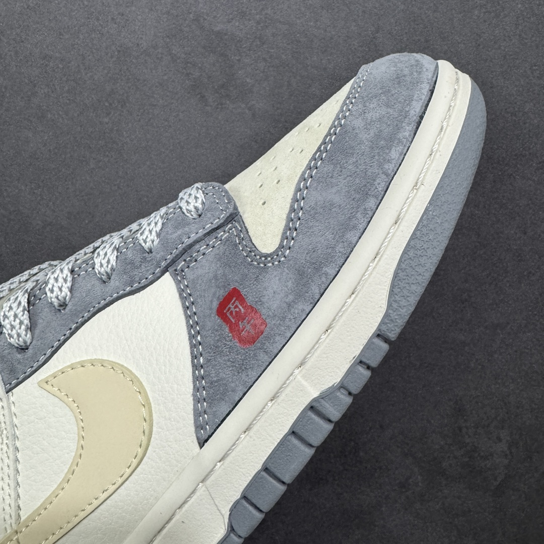 图片[5]-【定制版】Nike Dunk Low「丙午马年」限定款，把新年祥瑞踩在脚下！经典Dunk Low迎来2026马年专属焕新，这款直接将东方生肖美学与街头潮流完美融合！米白主调搭配雾霾灰麂皮，温柔又高级的配色让穿搭适配度拉满，鞋身侧旁的红色奔马刺绣搭配“2026”字样，鞋头处的“丙”字印章细节，每一处设计都暗藏马年的祥瑞寓意。麂皮材质触感细腻，拼接工艺让鞋身层次丰富，延续Dunk系列标志性的低帮鞋型与橡胶大底，兼顾了街头造型感与日常穿着的舒适度，不管是搭配牛仔裤打造休闲风，还是配运动裤走街头潮范，都能轻松成为造型亮点。 作为2026马年的限定款，这双Dunk Low不仅是脚下的潮流单品，更是藏着对新年“马到成功”的美好期许。不管是自留收藏，还是作为新年礼物送给爱鞋的朋友，都是极具心意的选择，错过这波限定，可就再等十二年啦！ 货号：ZH2598-809 尺码：36 36.5 37.5 38 38.5 39 40 40.5 41 42 42.5 43 44 44.5 45-选品中心